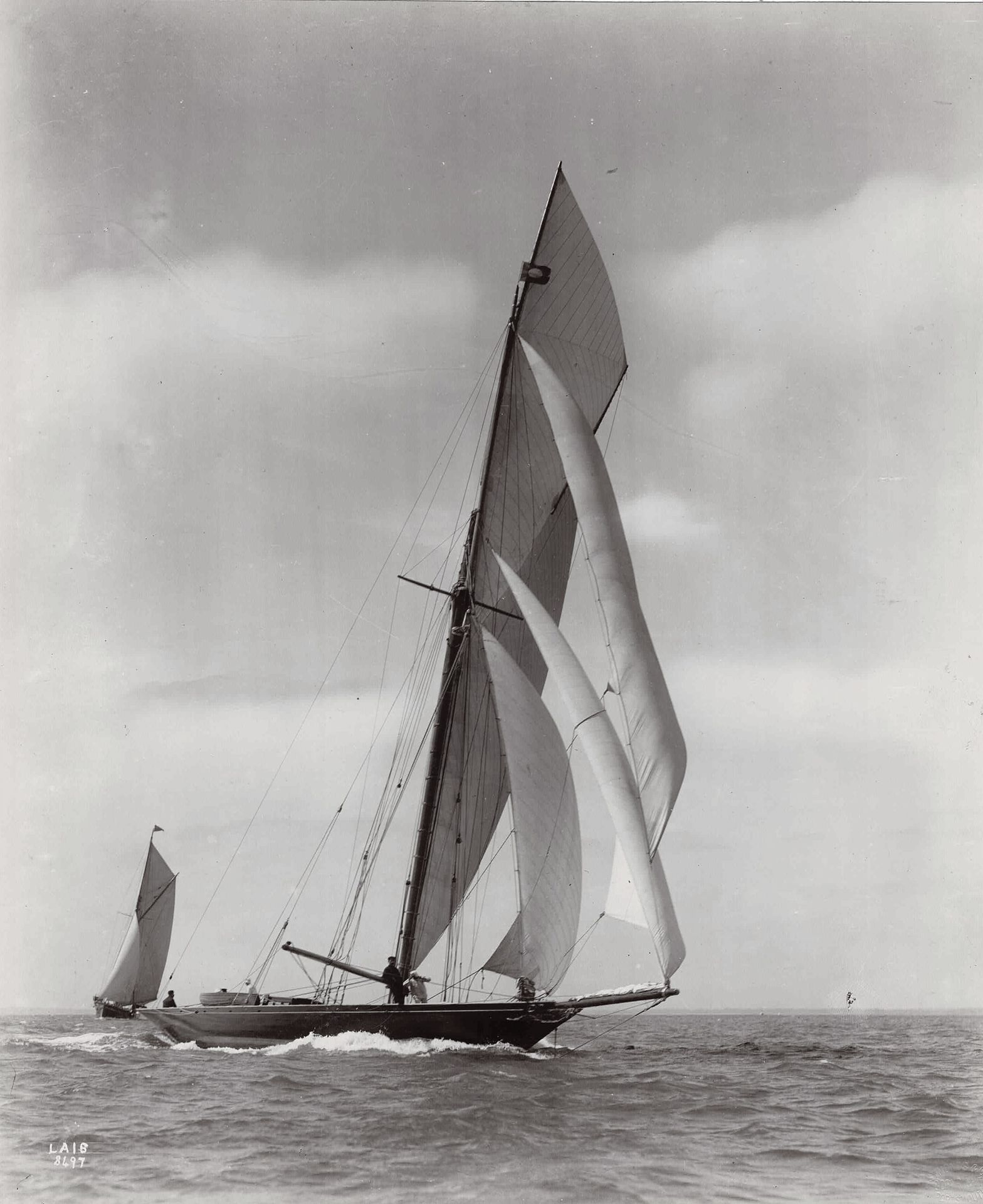 VOILES 不含底价-

在怀特岛附近划船，1903年。

照片由Symonds & Co, Portmouth拍摄。4张柠檬酸盐照片，2张装在卡片上，图像上&hellip;