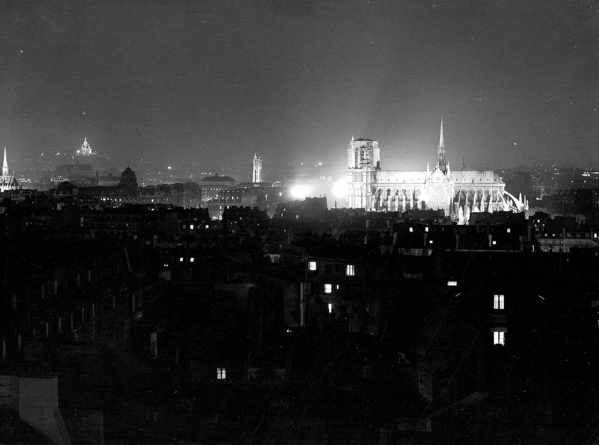 Frères Séeberger 不设底价-

巴黎圣母院，"从潘提翁广场6号建筑的露台上拍摄的照片"，1955年。

照片。复古银质印刷品，由庄园盖章，并在背&hellip;