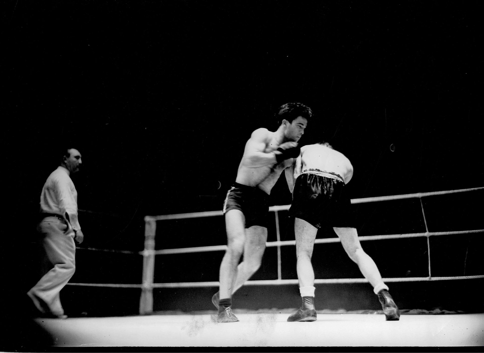 BOXE 无储备金奖 -

马塞尔-塞尔丹，拳击比赛，在巴黎的阳台上向观众致意，1948年。

照片。1969年3幅银版画，背面有印章和日期。

30 x 40&hellip;
