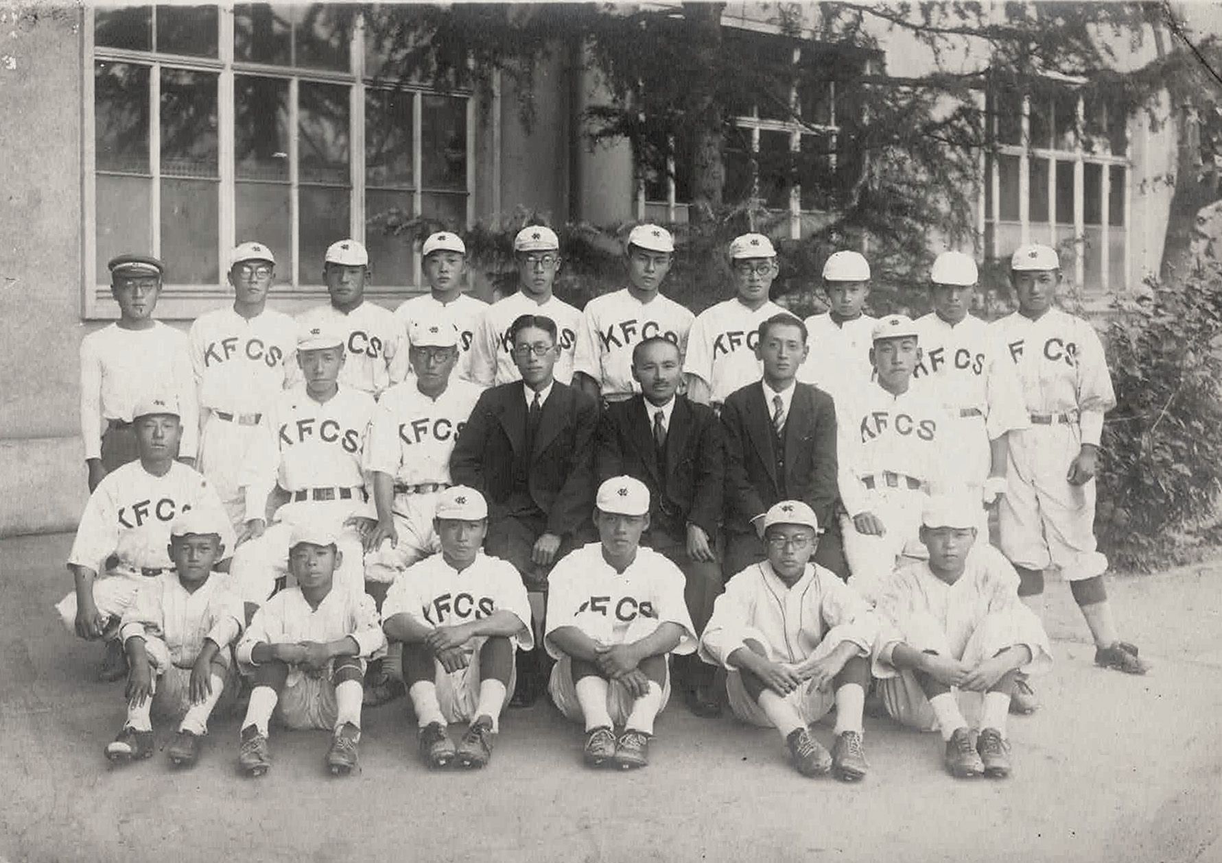 JAPON 不含保留价-

棒球队，京都，KFCS，约1930年。

体育照片。4张复古银版画。

5.5 x 8厘米至11 x 16厘米