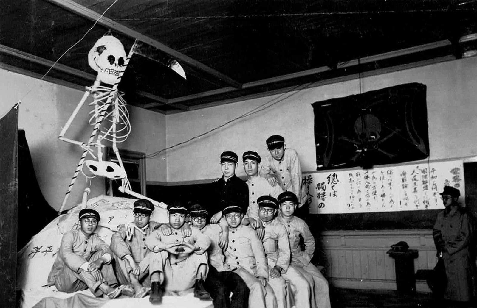 JAPON 不含保留价-

死神的骨架和日本学生，约1930年。

照片。明信片格式的复古银版画。