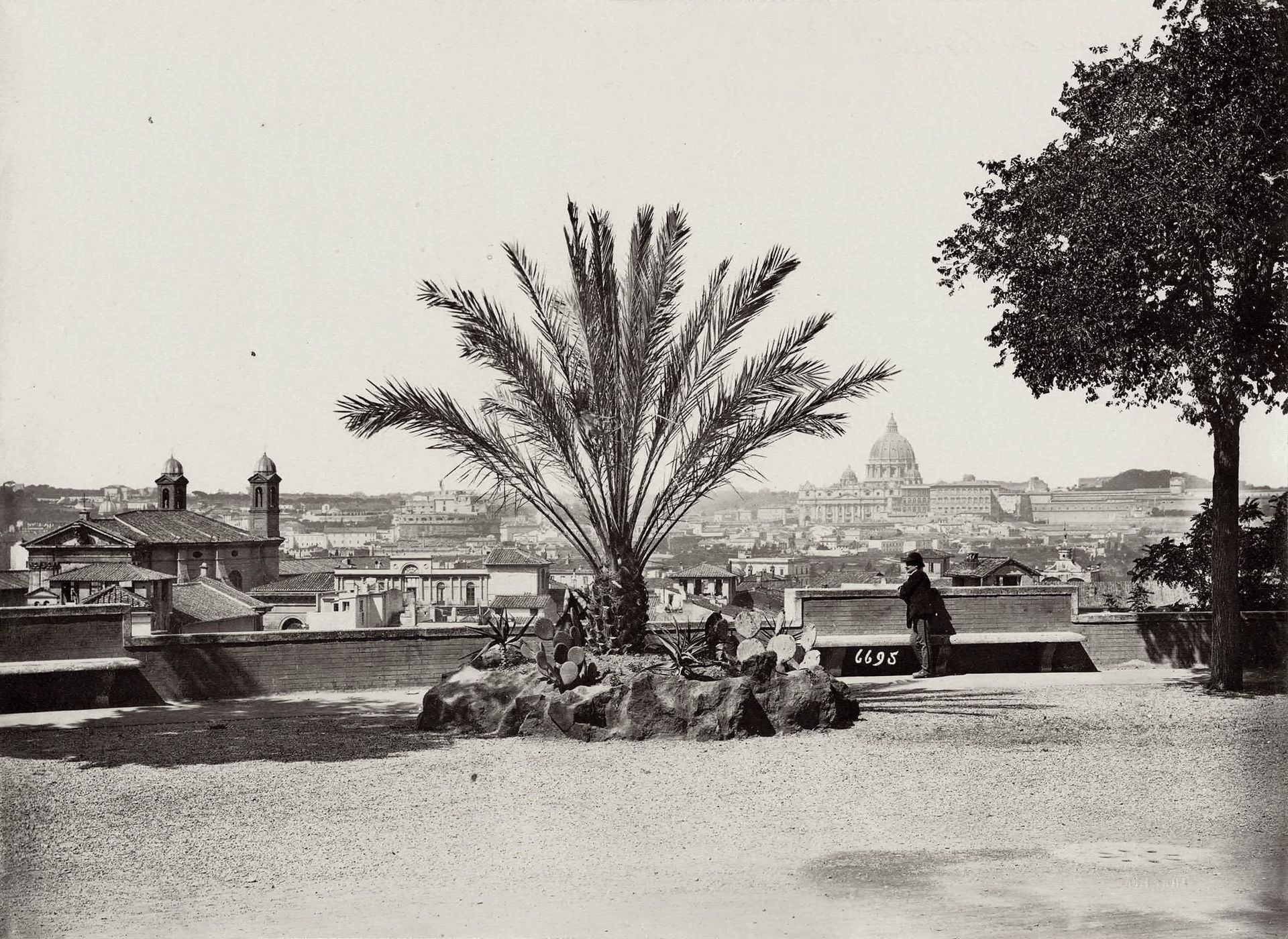 ITALIE 不含保留价-

"罗马-平西奥山风景"，约1870年。

照片。镶在卡片上的胶卷印刷品，图像下有墨水说明。

图像：19 x 26.2厘米；支架：&hellip;