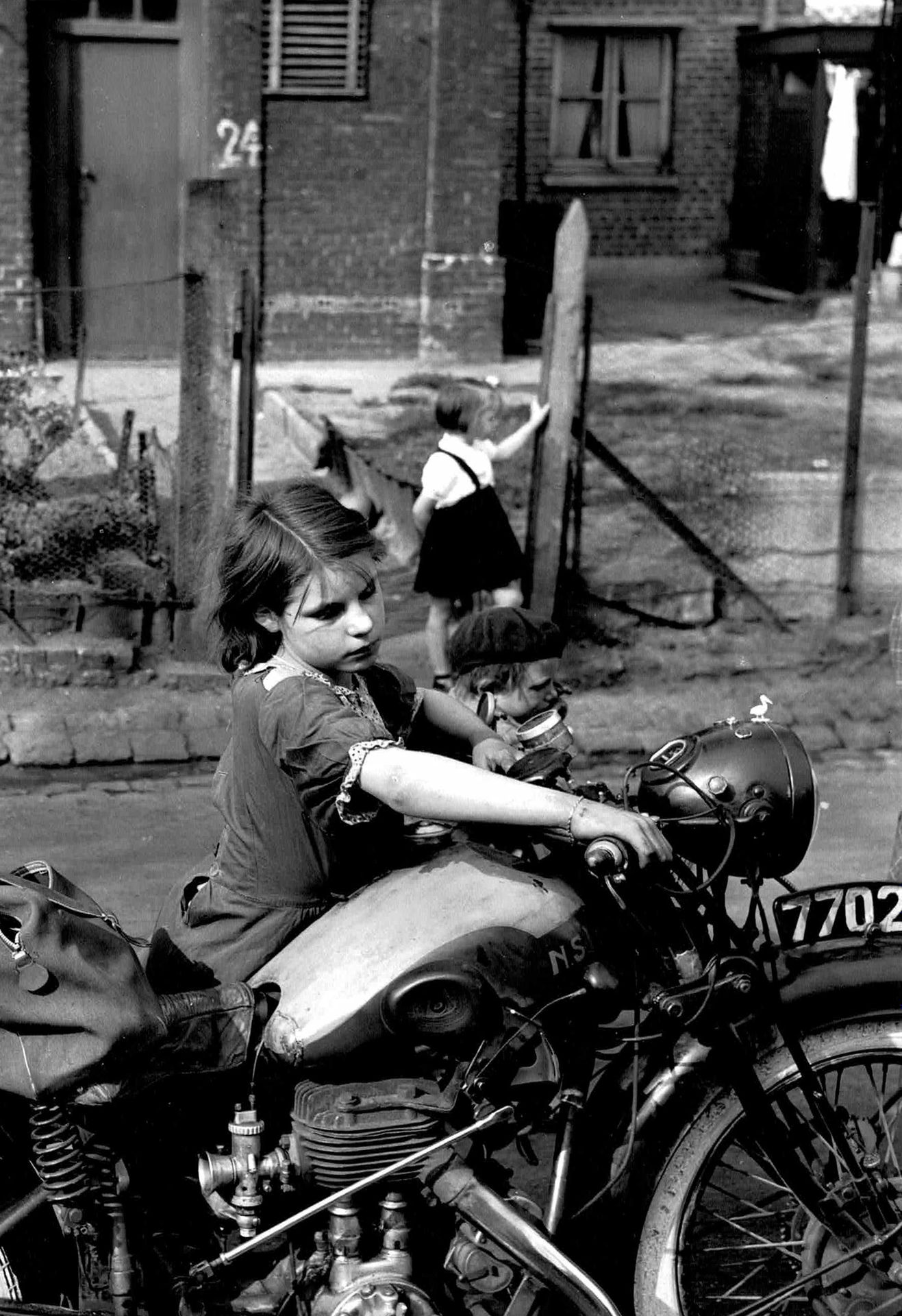 Jean-Philippe Charbonnier (1921-2004) 不含保留价-

骑摩托车的小女孩，北方，1954年。

照片。后面的银质印刷品，背面&hellip;