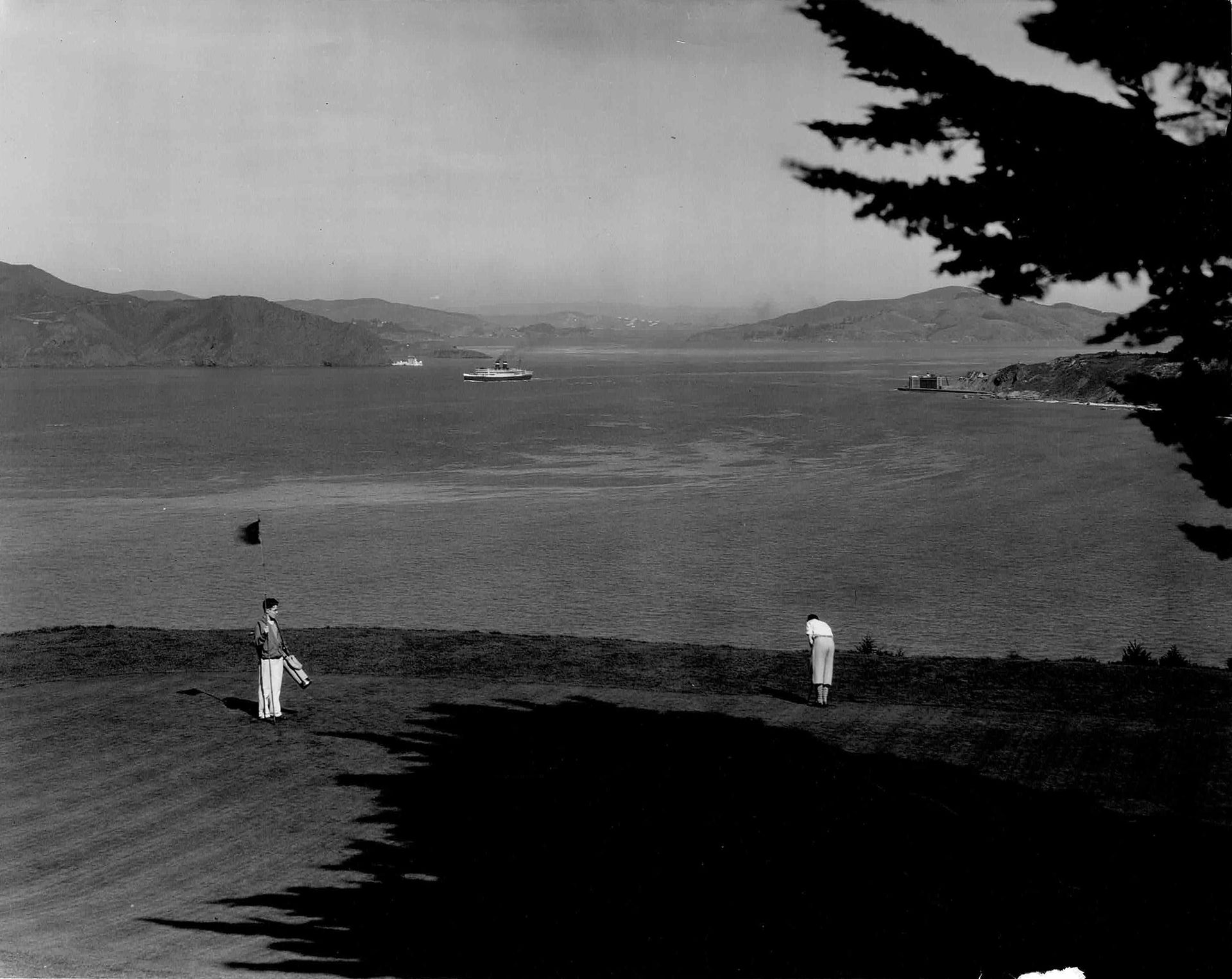 GOLF 不含保留价-

大桥建成前，旧金山湾的高尔夫爱好者在金门，卡斯尔伍德乡村俱乐部，1929年。

照片。3幅复古银版画，1幅由J-P Graham创作，&hellip;