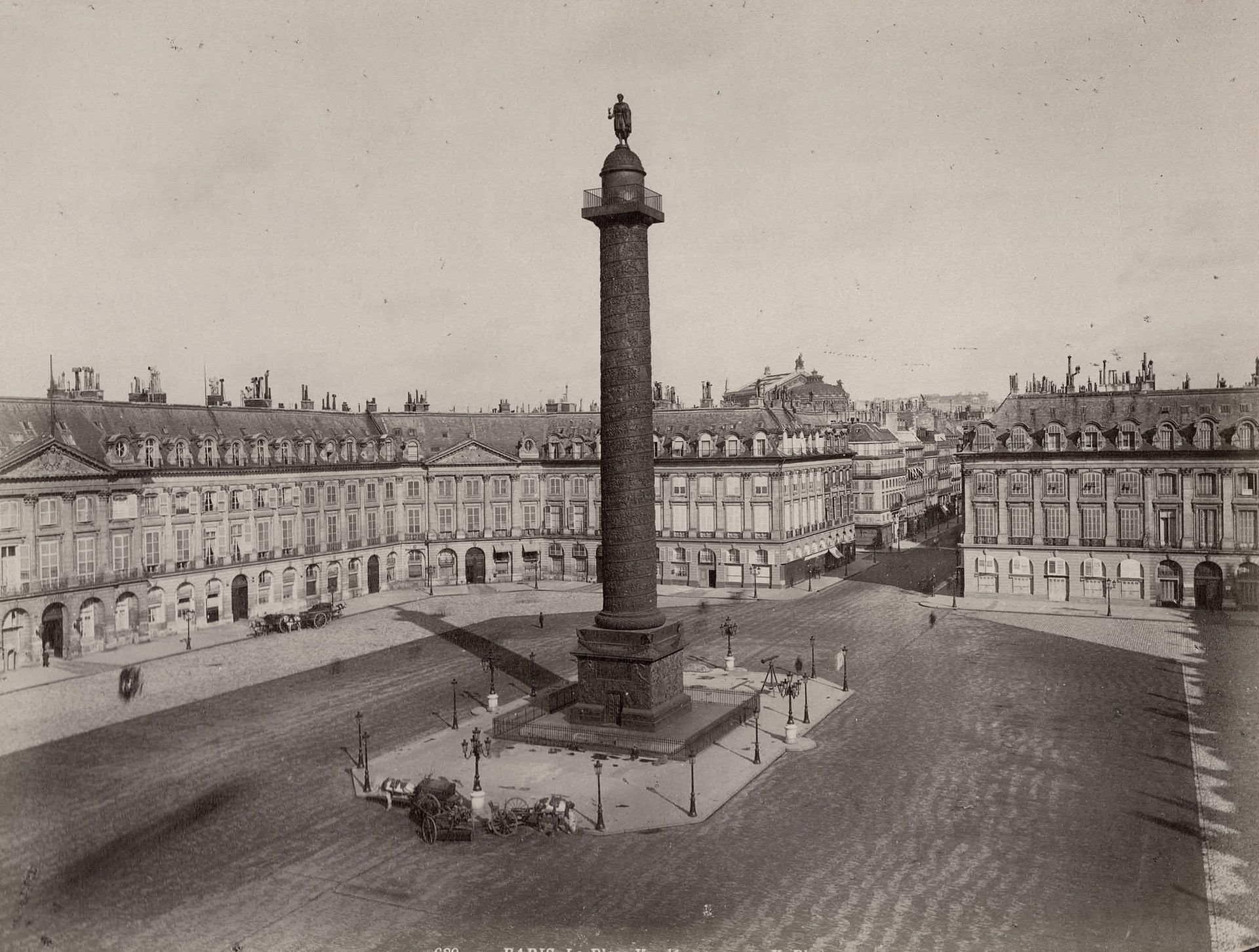 PARIS 不含保留价-

旺多姆广场，约1890年。

照片。镶嵌在卡片上的胶卷印刷品，在图片上有标题。

图像：20.5 x 27厘米；支架：28.5 x &hellip;