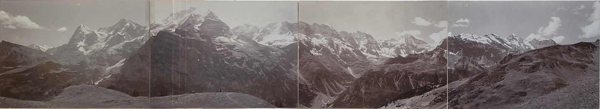 MONTAGNE - SUISSE 不含保留价-

"穆伦的全景"；瀑布，1899年。

照片。全景画由4张安装在纸板上的柠檬酸盐版画组成，在图像下方用墨水写上&hellip;