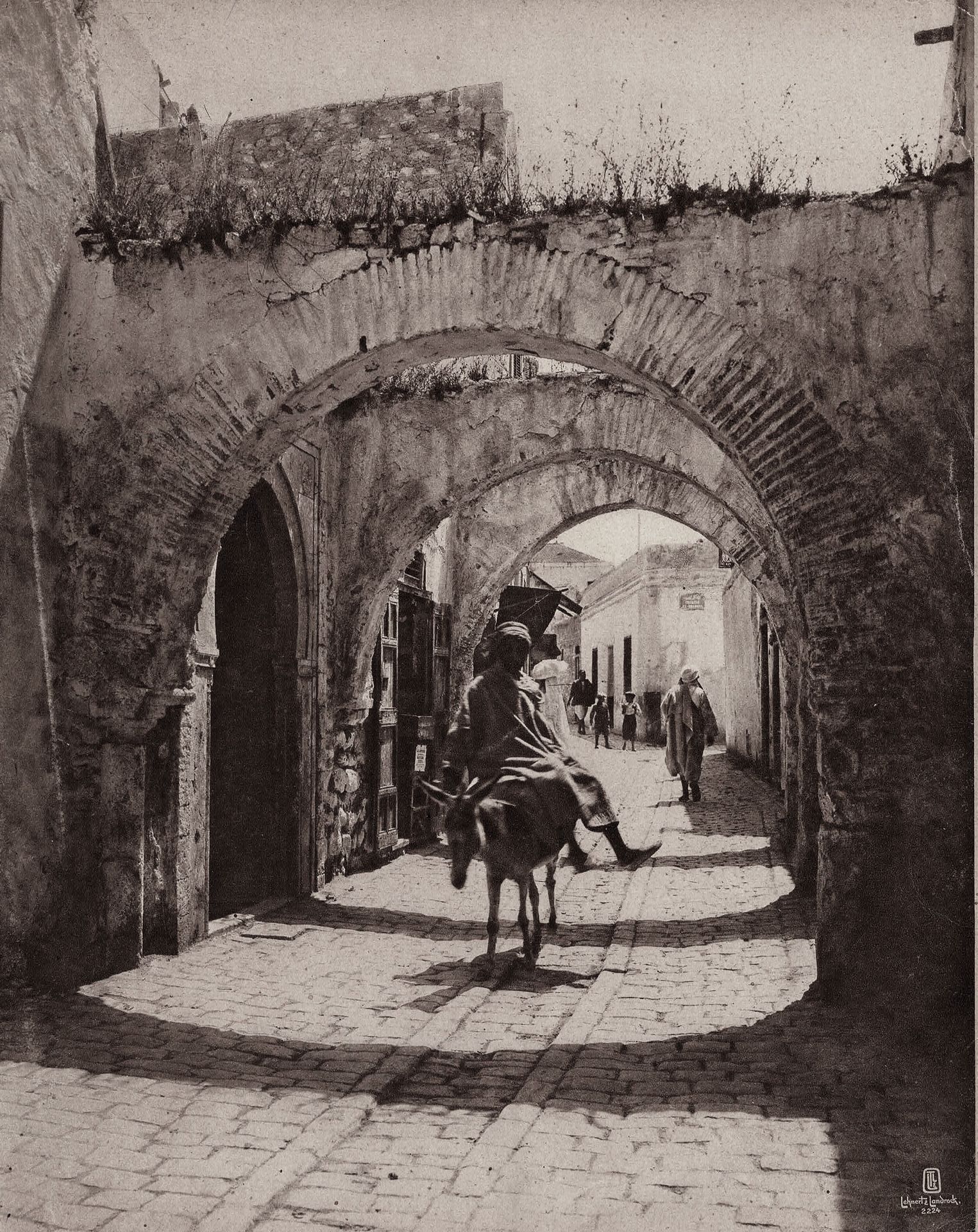 ÉGYPTE – LEHNERT & LANDROCK 不含底价-

开罗的街道，约1910年。

4幅摄影版画，图片中的信用和图片下面的1个标题。

图片：约&hellip;