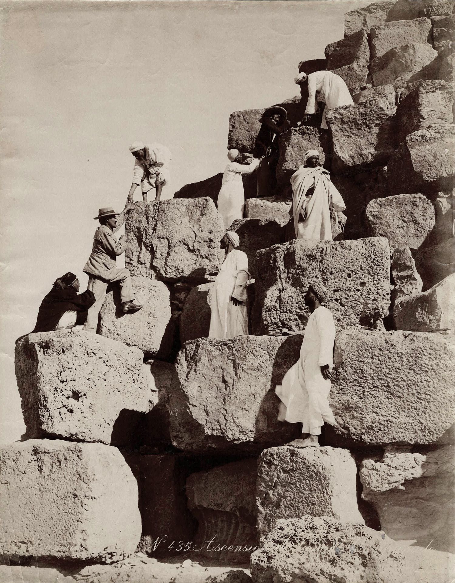 ÉGYPTE – ZANGAKI 不含保留价-

"登上大金字塔"，欧洲人在当地人的帮助下爬上了切普斯金字塔，约1875年。

照片。册页印刷品，在底片上签名并&hellip;