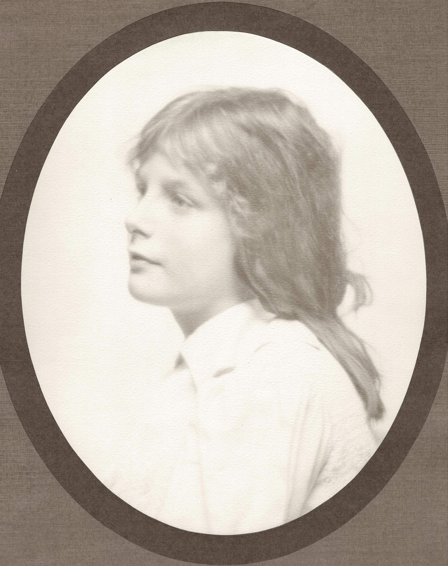 PORTRAIT 不含保留价-

一个年轻女孩的肖像，1909年。

照片。安装在卡片上的复古银版画，背面有墨水注释和日期。

图像：30 x 24厘米；支架：&hellip;