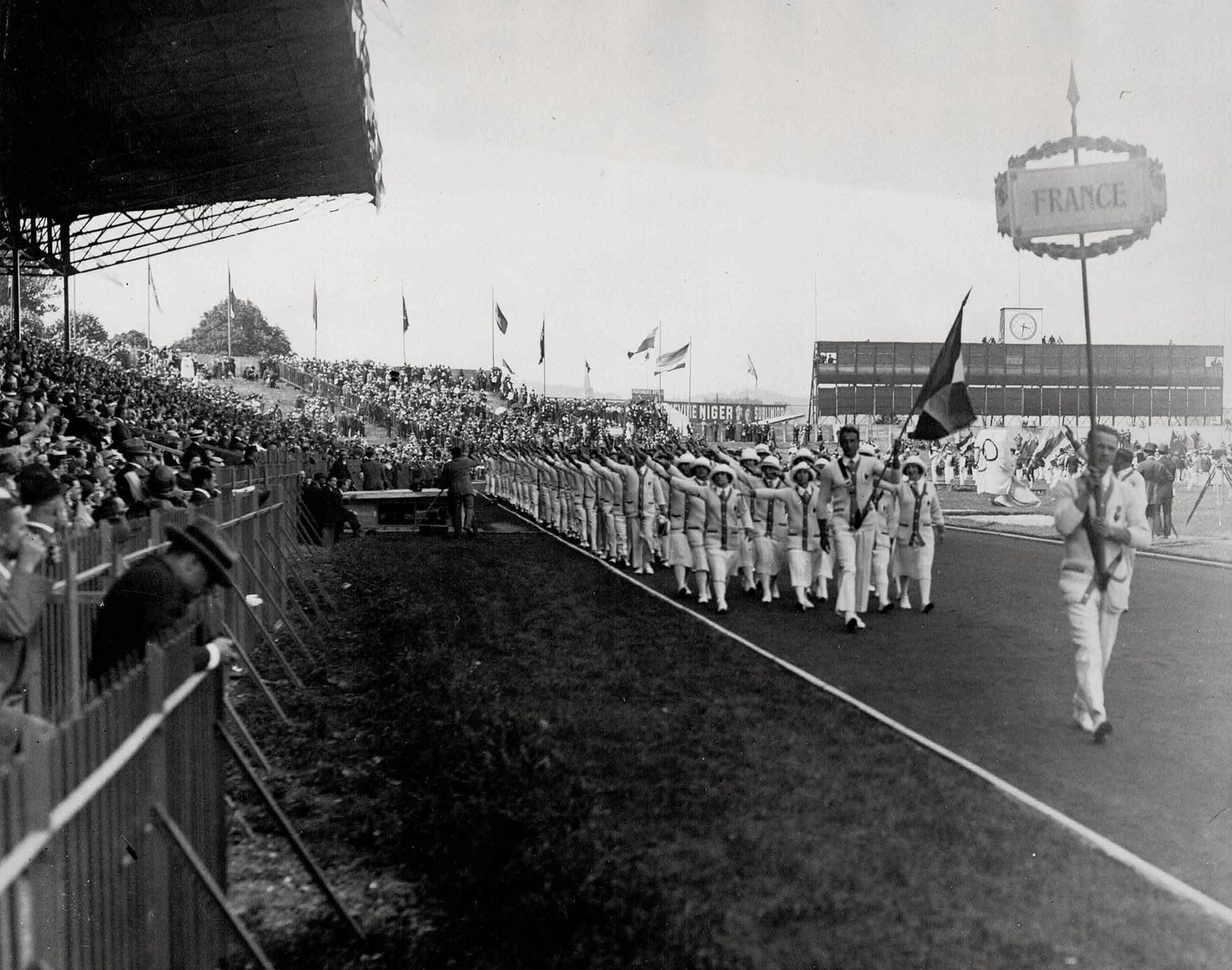 JEUX OLYMPIQUES – PARIS – 1924 无储备金奖 -

1924年7月4日，巴黎奥林匹克运动会的开幕式。

照片。2个时期的银版画，有印&hellip;