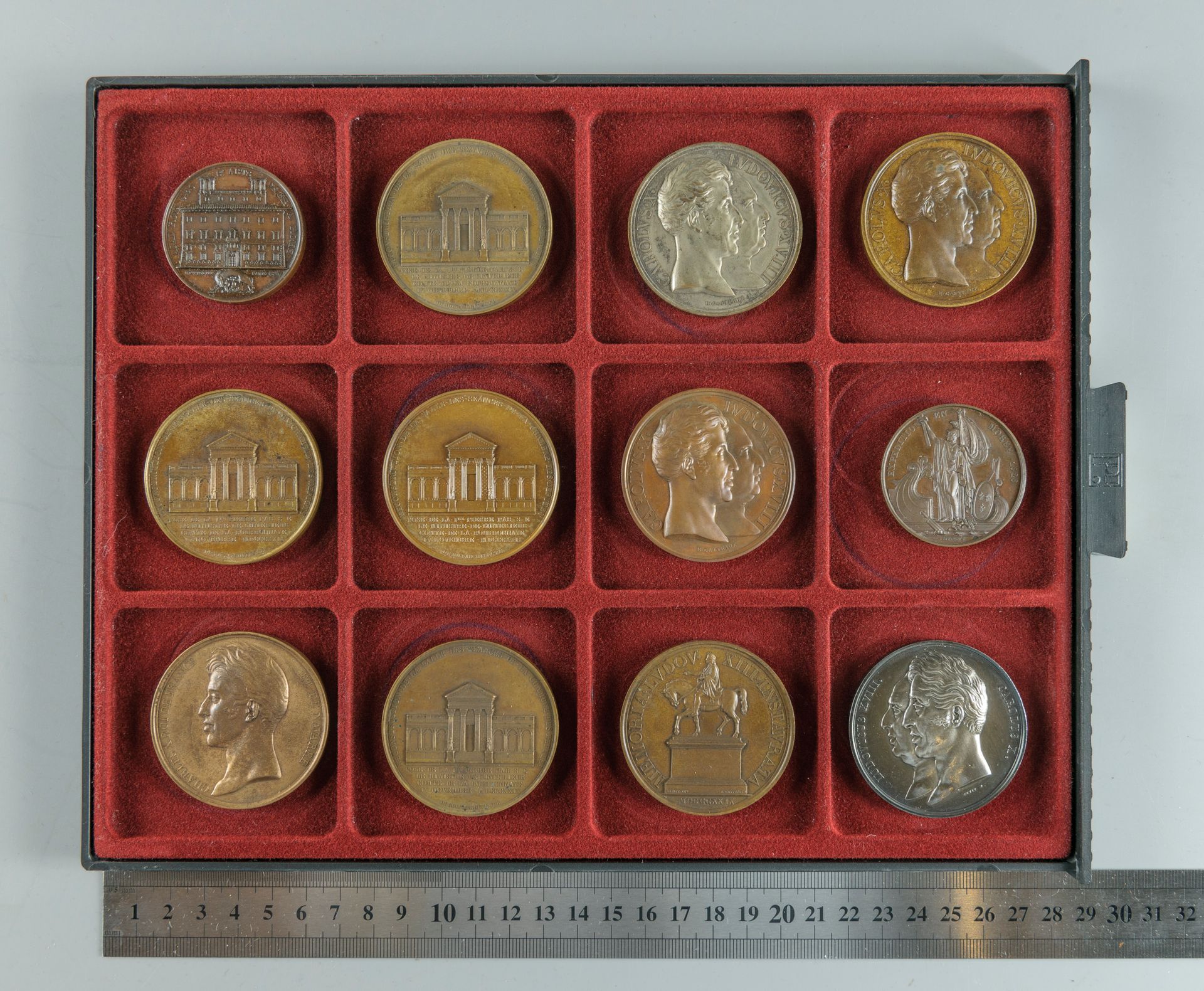 Null Restauration, Charles X. Lot de 12 médailles dont 1 en argent (statue Louis&hellip;