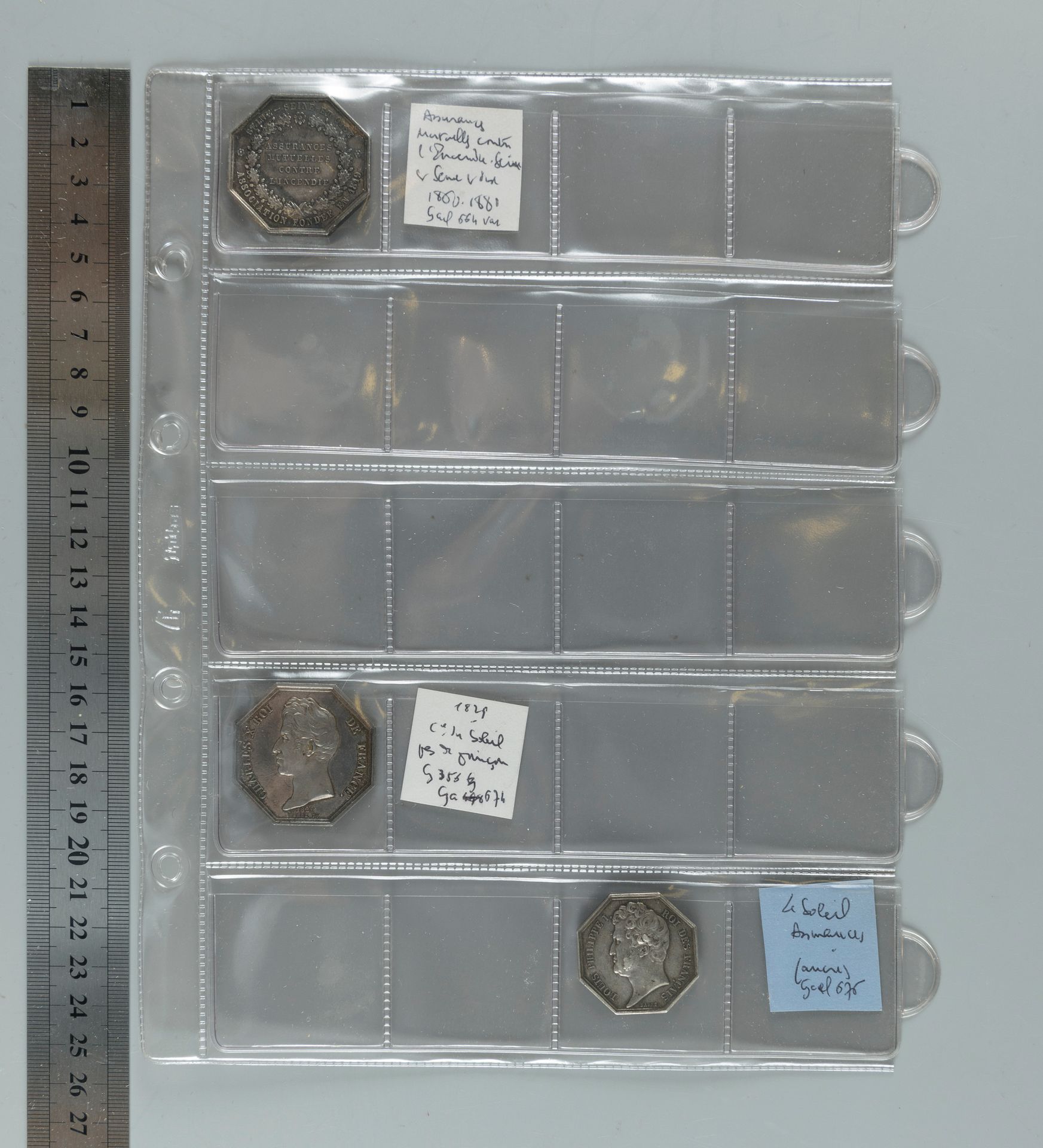 Null 保险（Gailhouste 664-967约）。有48个银质代币的夹子