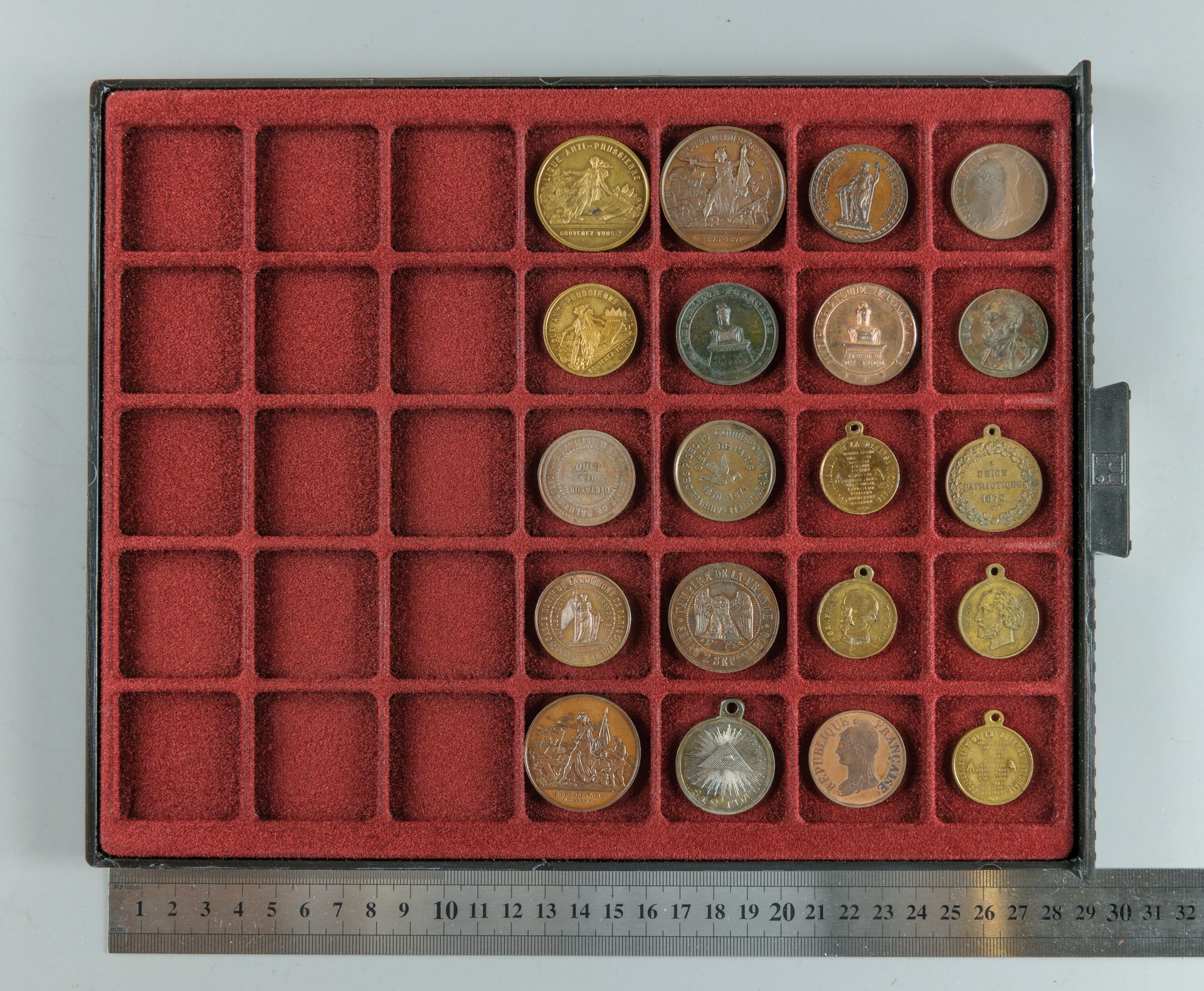 Null 1870-1871, Comune di Parigi. Lotto di 20 gettoni e medaglie bonze tra cui 1&hellip;
