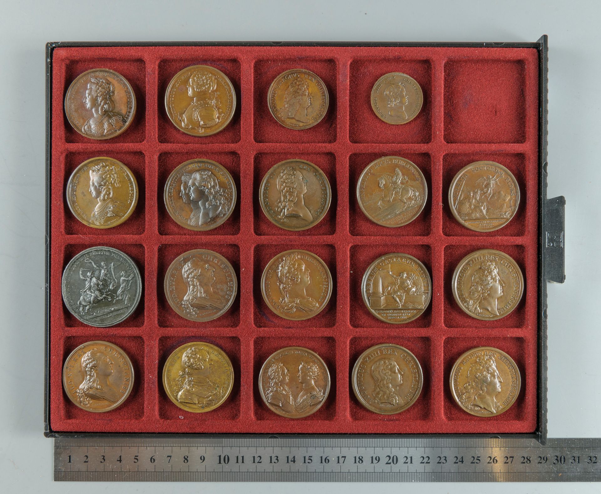 Null Luis XIV (Mauger), Luis XV, Luis XVI y María Antonieta. Lote de 19 medallas&hellip;
