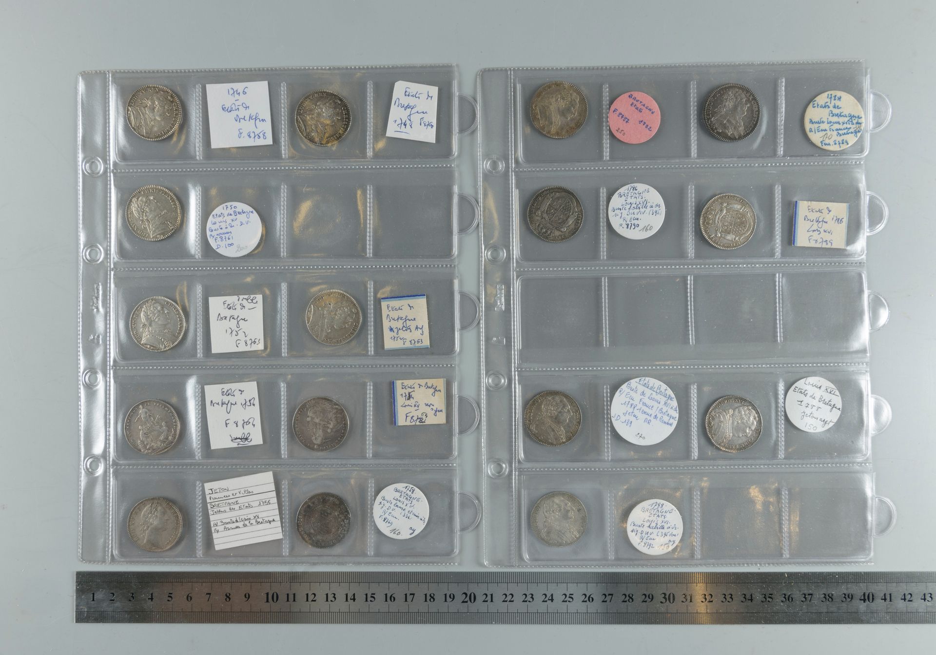 Null 布列塔尼州和阿图瓦州。装有61枚银质代币的夹子