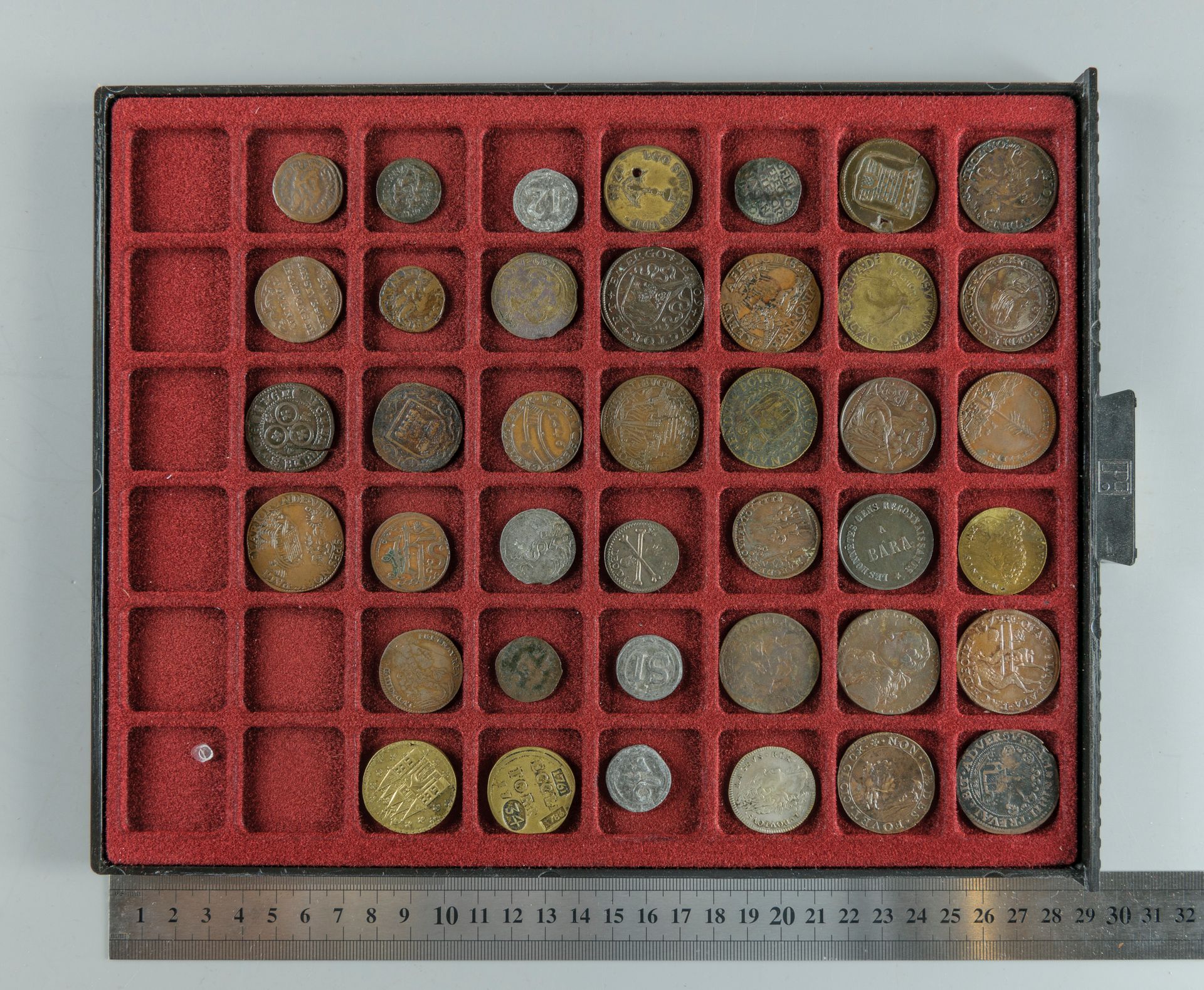 Null Flandes, Malinas, Tournai. Lote de 39 fichas y varias monedas de bronce y p&hellip;