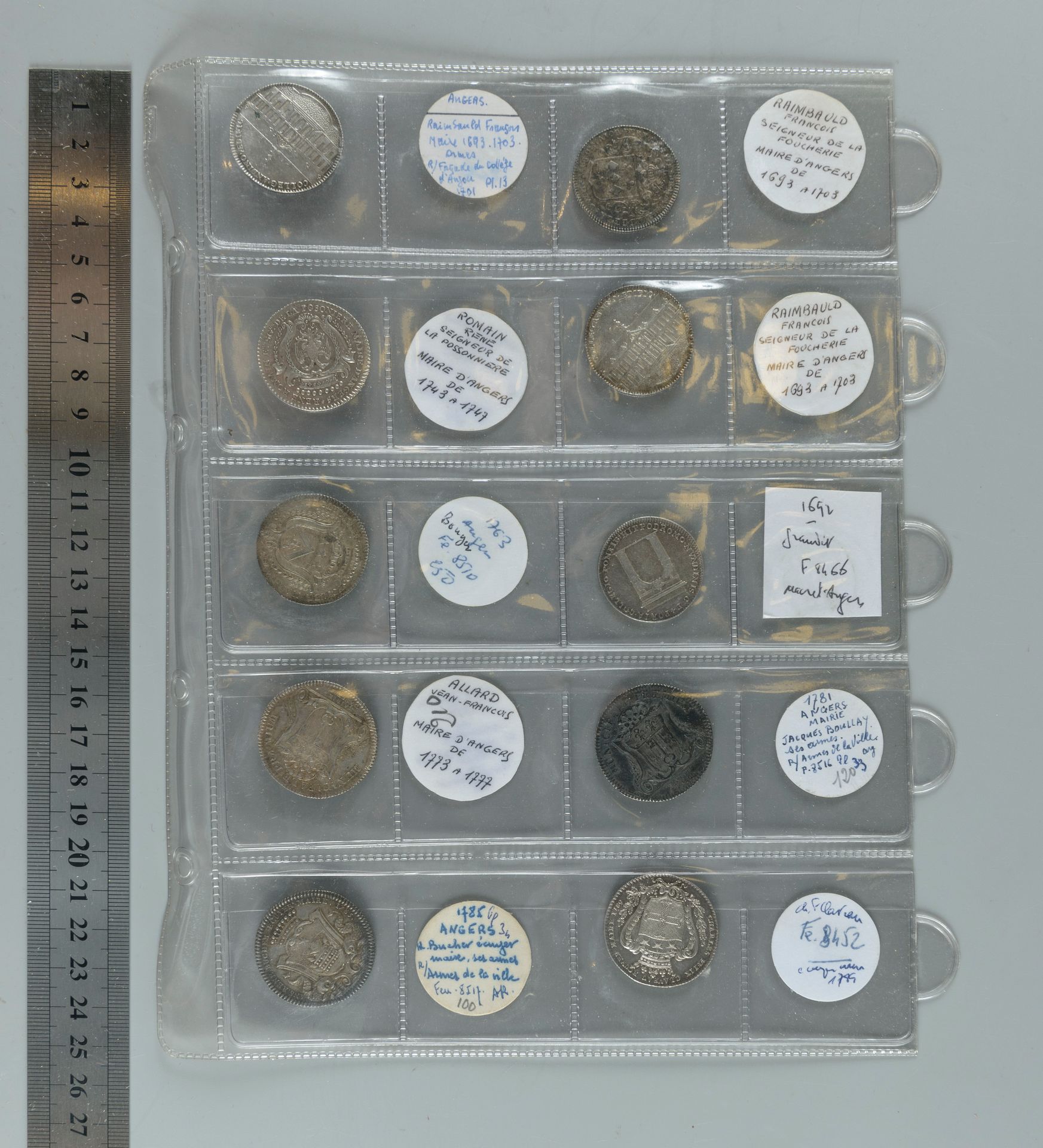 Null 昂热、巴约纳、波尔多、卡昂、康布雷、迪耶普等城市。装有78枚银质代币的夹子
