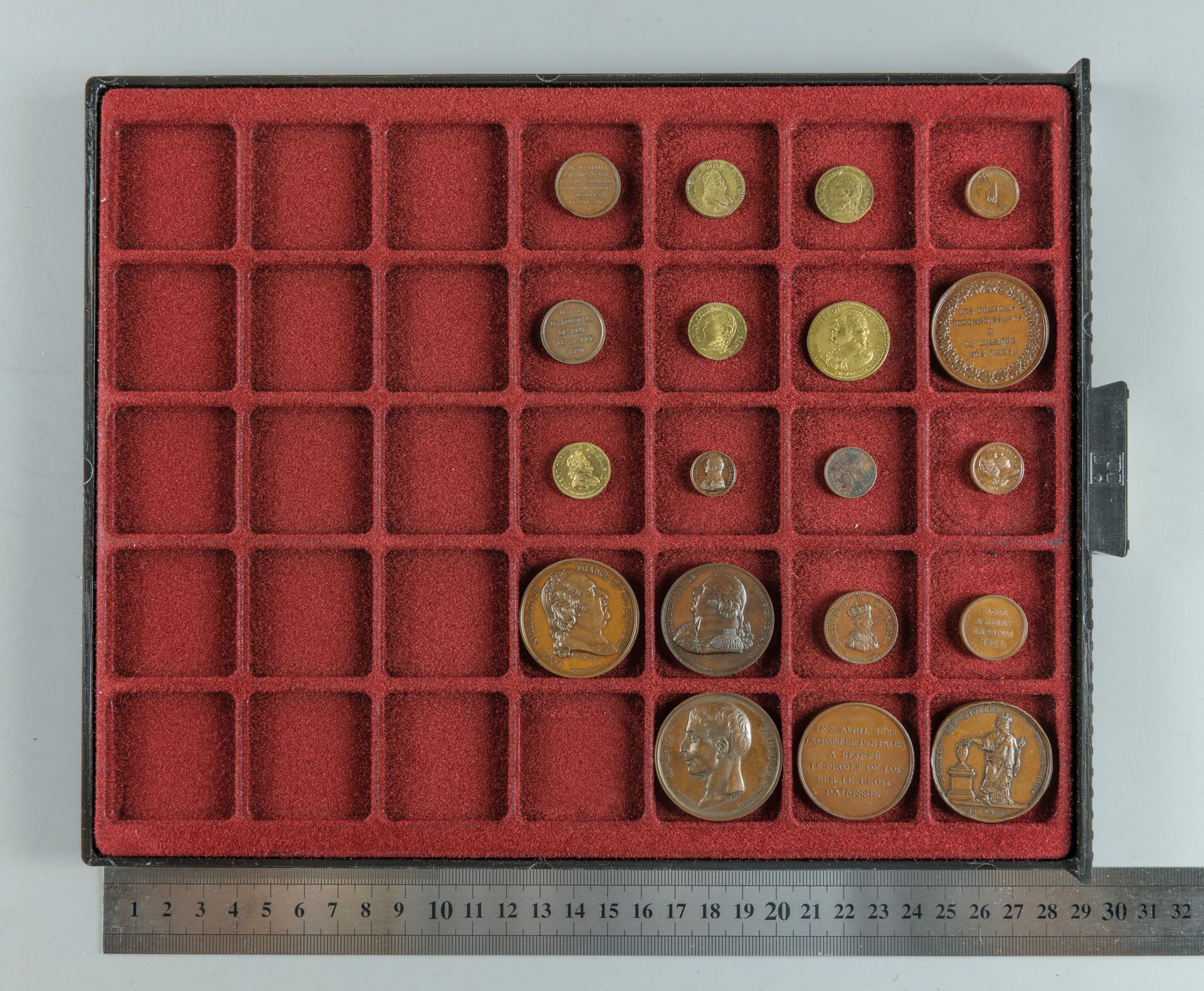 Null Restaurazione, Luigi XVIII. Lotto di 19 medaglioni in bronzo e ottone