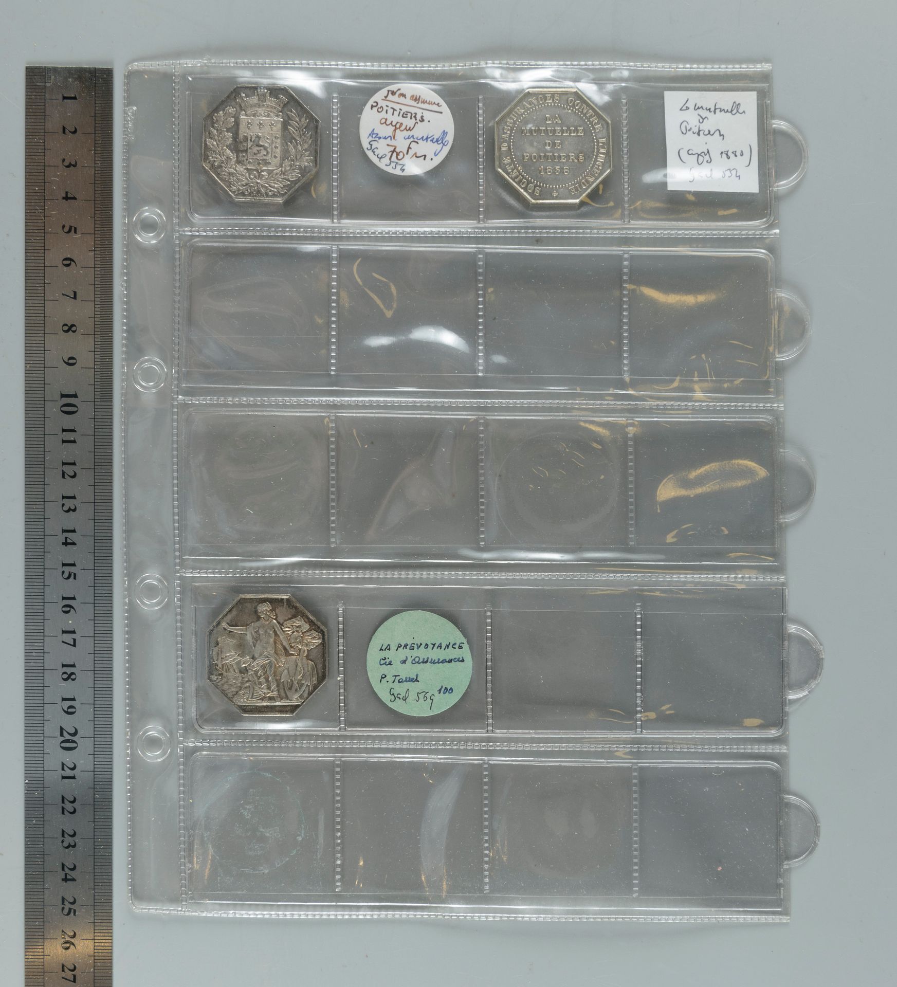 Null 保险（Gailhouste 553-563）。装有53枚银质代币的夹子