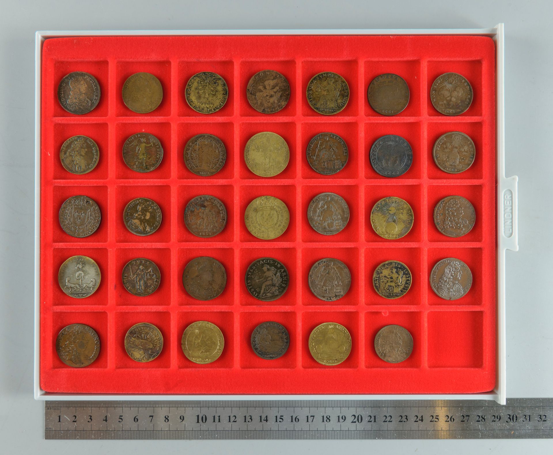 Null Ludwig XIV. Posten von 34 Bronze- und Messingmünzen