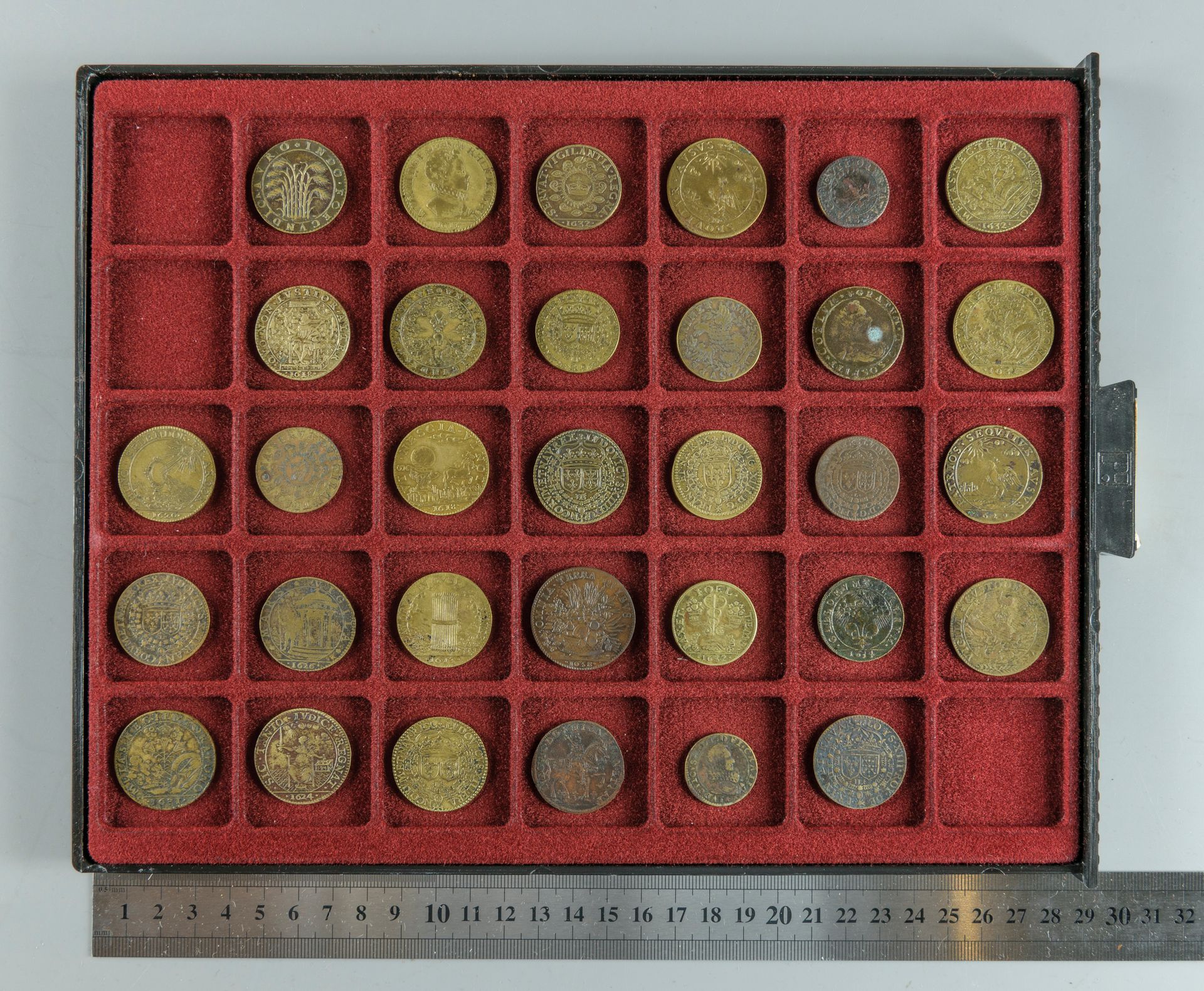 Null Ludwig XIII. Posten von 32 Bronze- und Messingmünzen