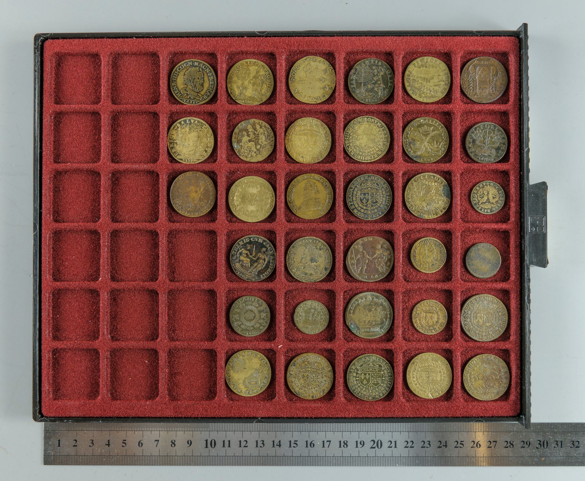 Null Henri IV. Posten von 33 Bronzemarken