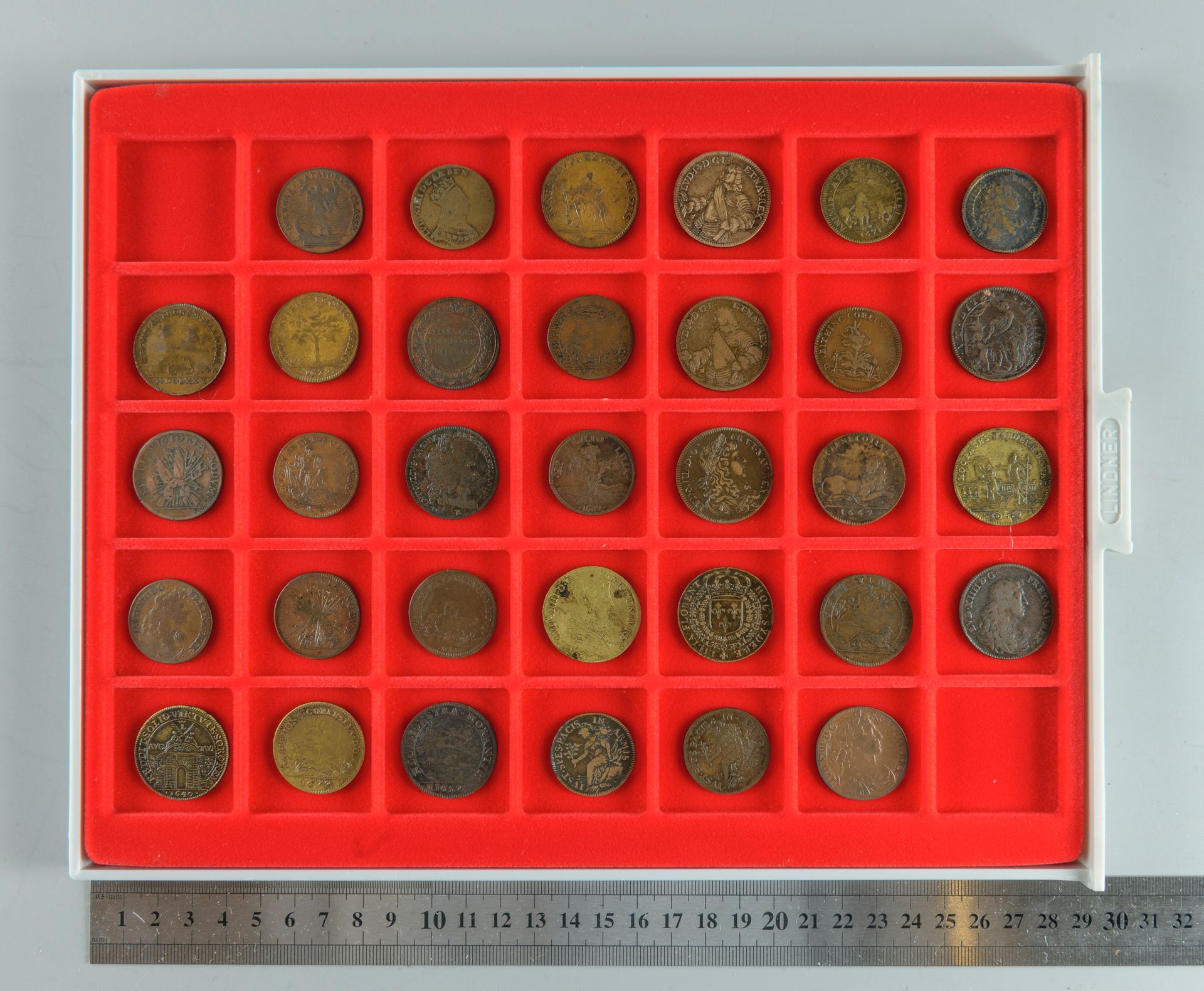 Null Ludwig XIV. Posten von 33 Bronze- und Messingmünzen