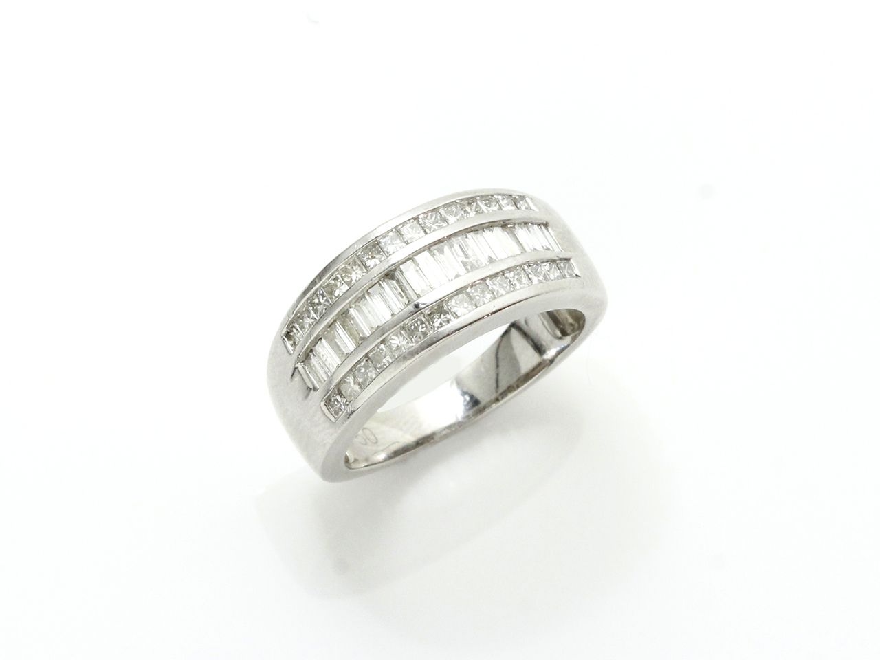 Null Bague bandeau en or gris 750 millièmes, habillée de trois lignes de diamant&hellip;