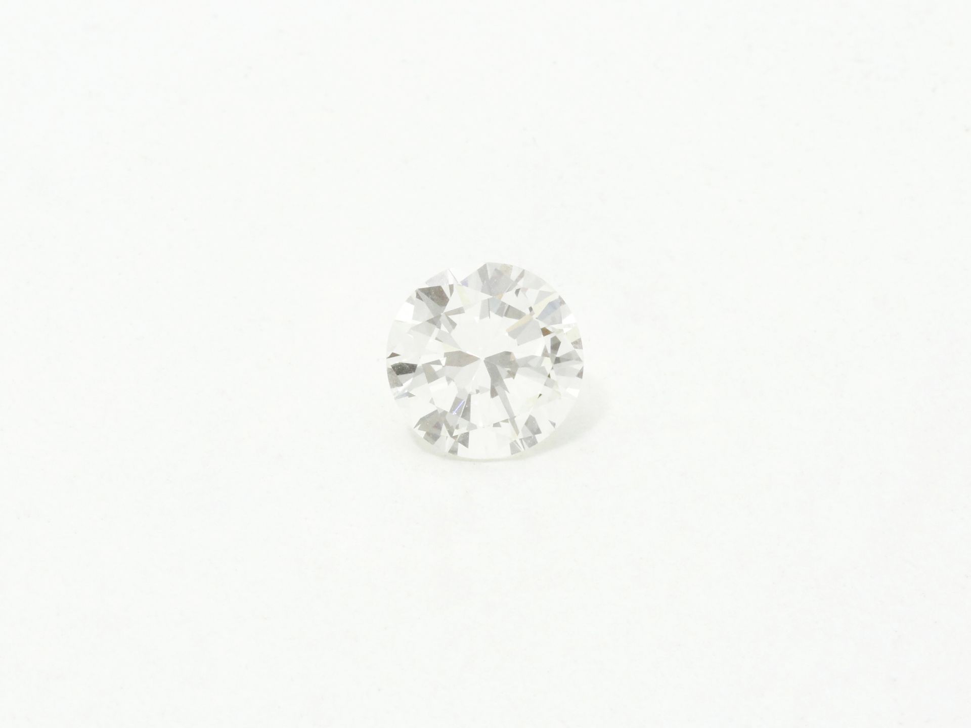 Null Diamant rond brillanté sur papier. 

Poids du diamant: 4.34 cts. J/VS1.

Il&hellip;