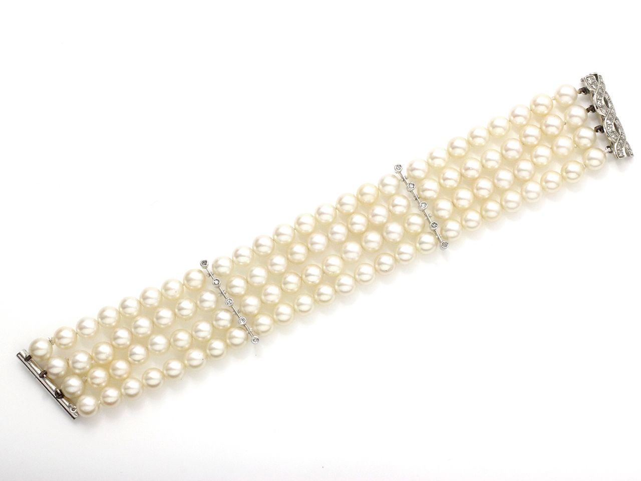 Null Bracelet composé de 4 rangs de perles de culture d'environ 6.6 mm. Il est a&hellip;