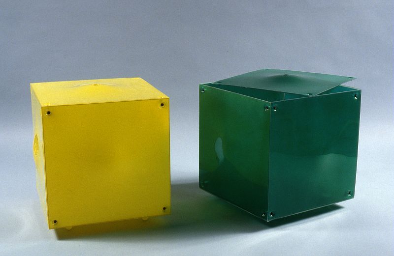 FRECHIN & BUREAUX 
弗雷钦和办公室
颠簸
方案 VIA :
年份：1995 - 出版商：未知
两个黄色的立方体（一个浅色，一个深色），采用聚丙&hellip;