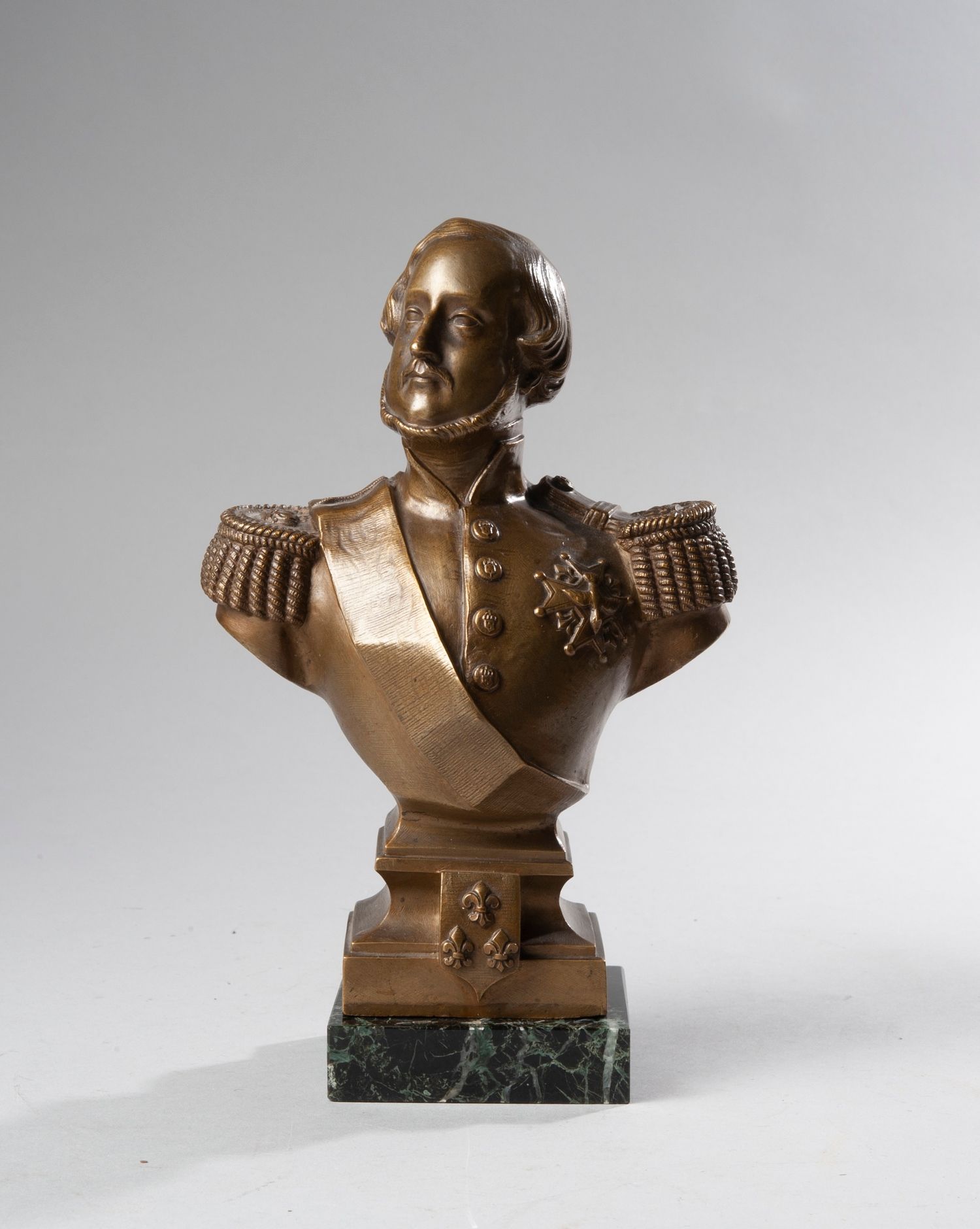 Null 亨利，尚博尔伯爵（1820-1883）。

青铜半身像，代表他身穿制服，佩戴圣灵勋章，放在一个方形大理石底座上。

19世纪中期。

H.22厘米。