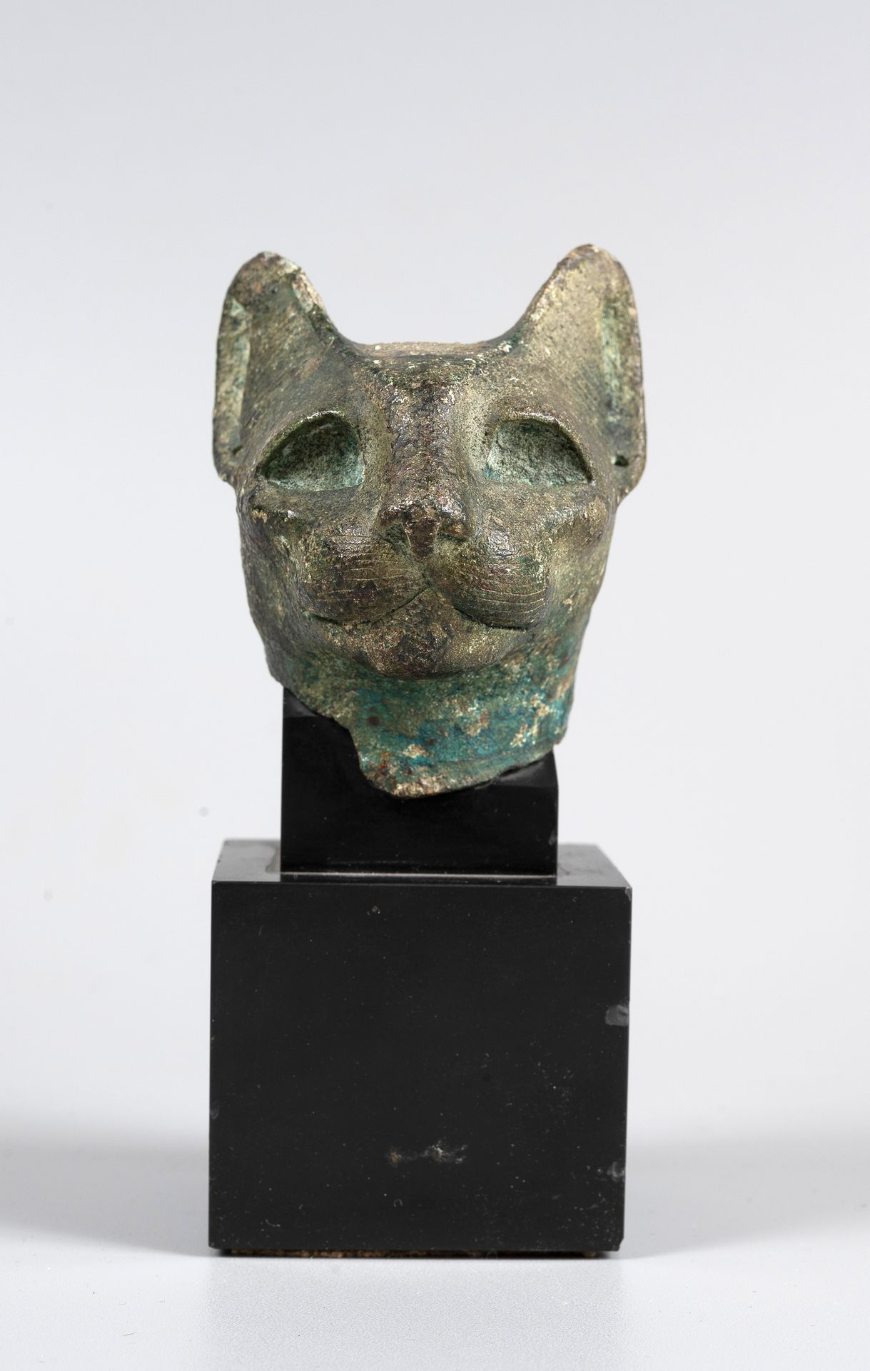 Null 巴斯泰特的青铜头像

埃及，晚期或托勒密时期（公元前664-30年）。

(裂缝、堵塞、抛光)

高：8厘米。
