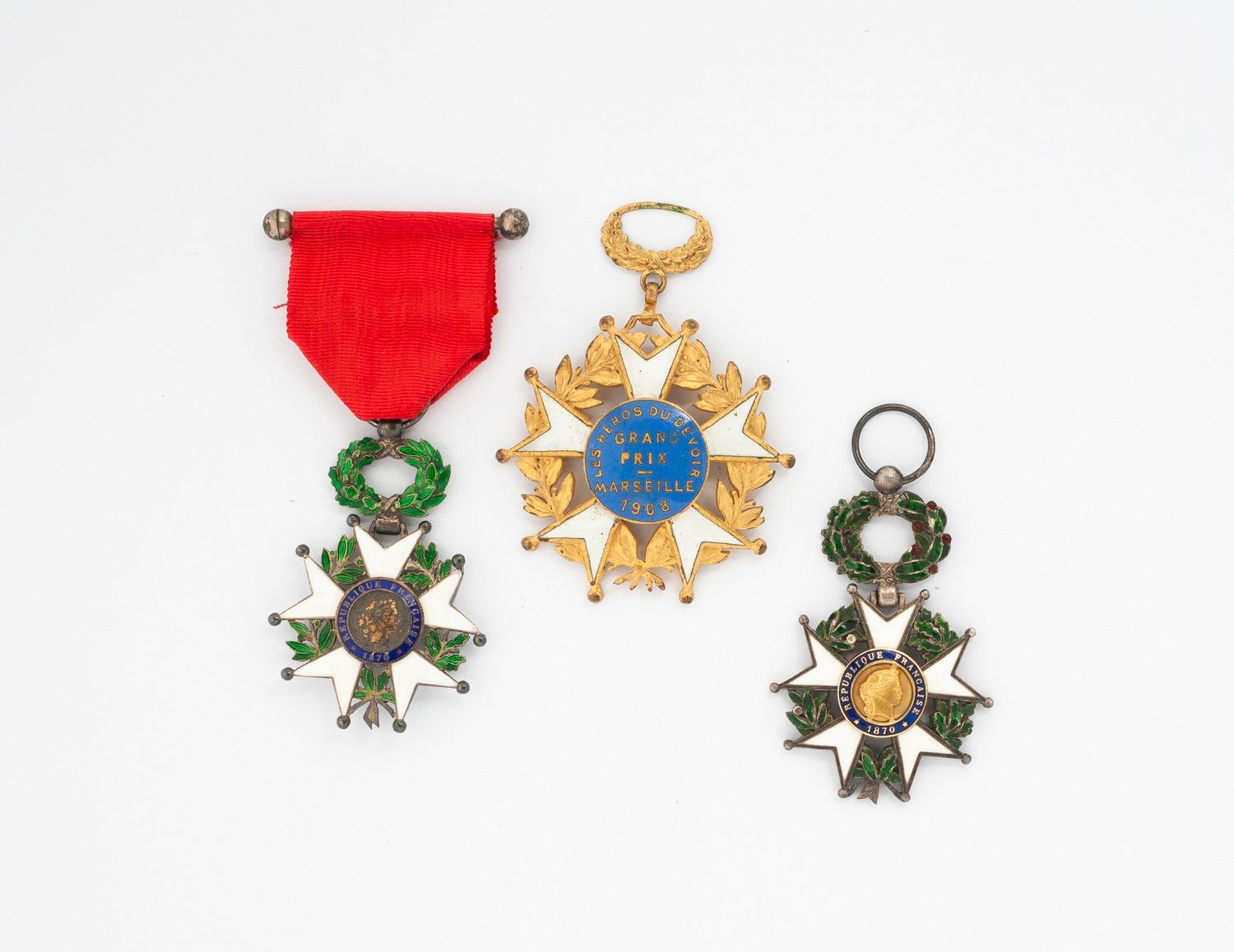 Null Two stars of the Legion of Honor, one of them with a fillet, missing a ribb&hellip;