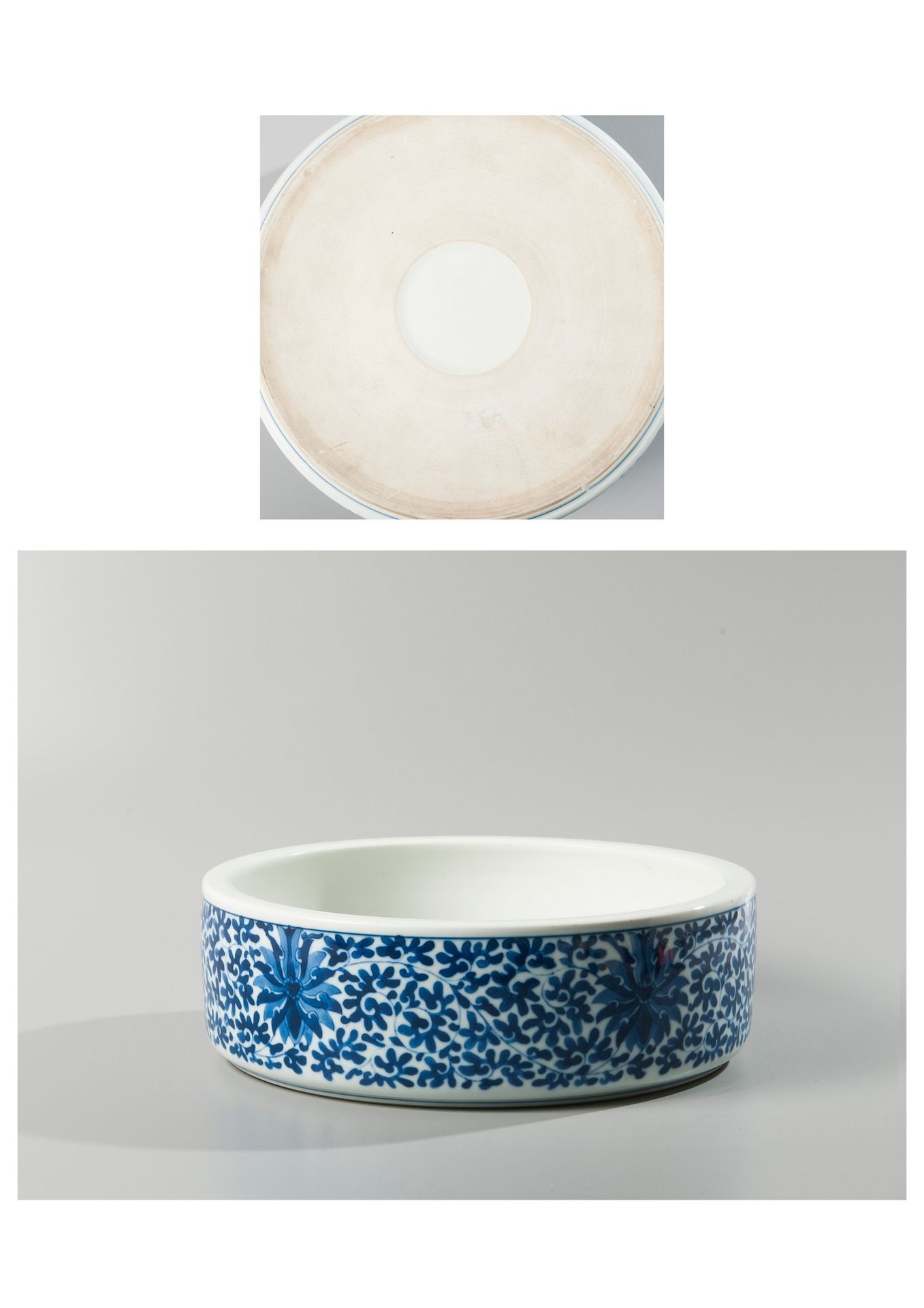 Null 中国，20世纪。

圆形蓝白珐琅彩瓷盆。边缘有花纹装饰。

D：24.9厘米；H：8厘米。

(脚下有一个小缺口)