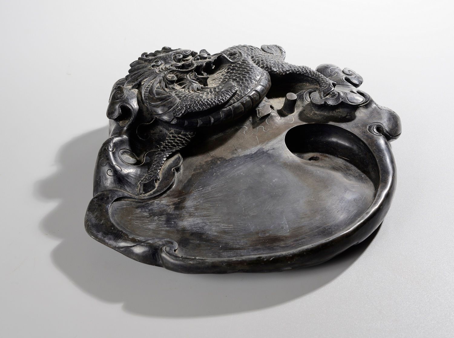 Null CHINA, 20th century

An inkwell with a dragon decoration 

25 x 27 cm.