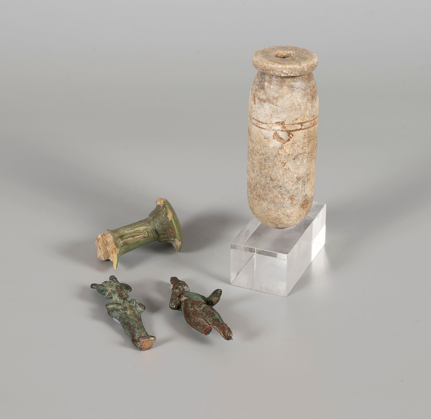 Null EGYPTE 

Ensemble de quatre pieces 

- vase à onguent. Pierre. H : 11 cm.

&hellip;