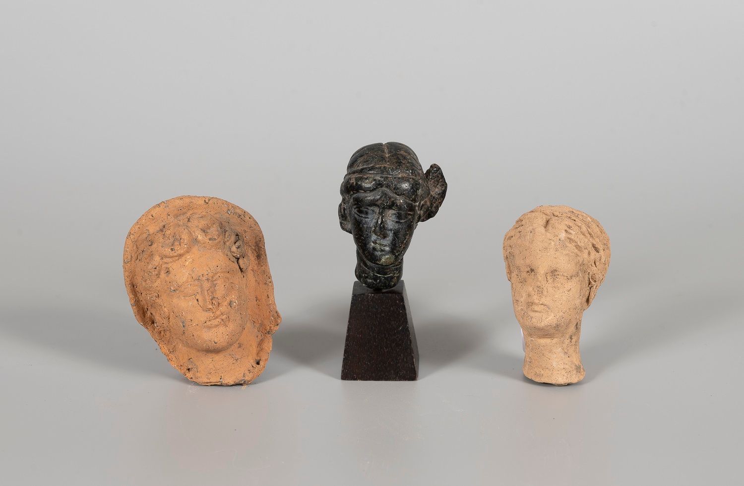 Null 老年病学

复式地段。

带着丝带的女人头像。石头

- 脸。一件投票雕像的碎片。陶器

- 头部，陶器。

罗马时期，公元2-3世纪