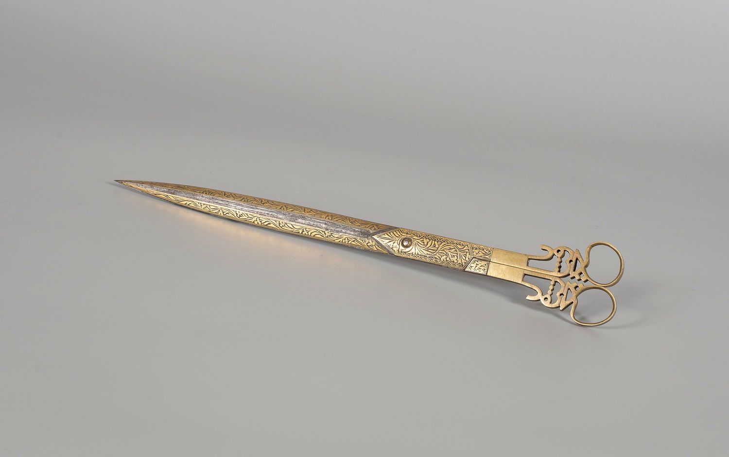 Null Par de tijeras de acero con incrustaciones de oro

Irán, período Qadjar.

L&hellip;