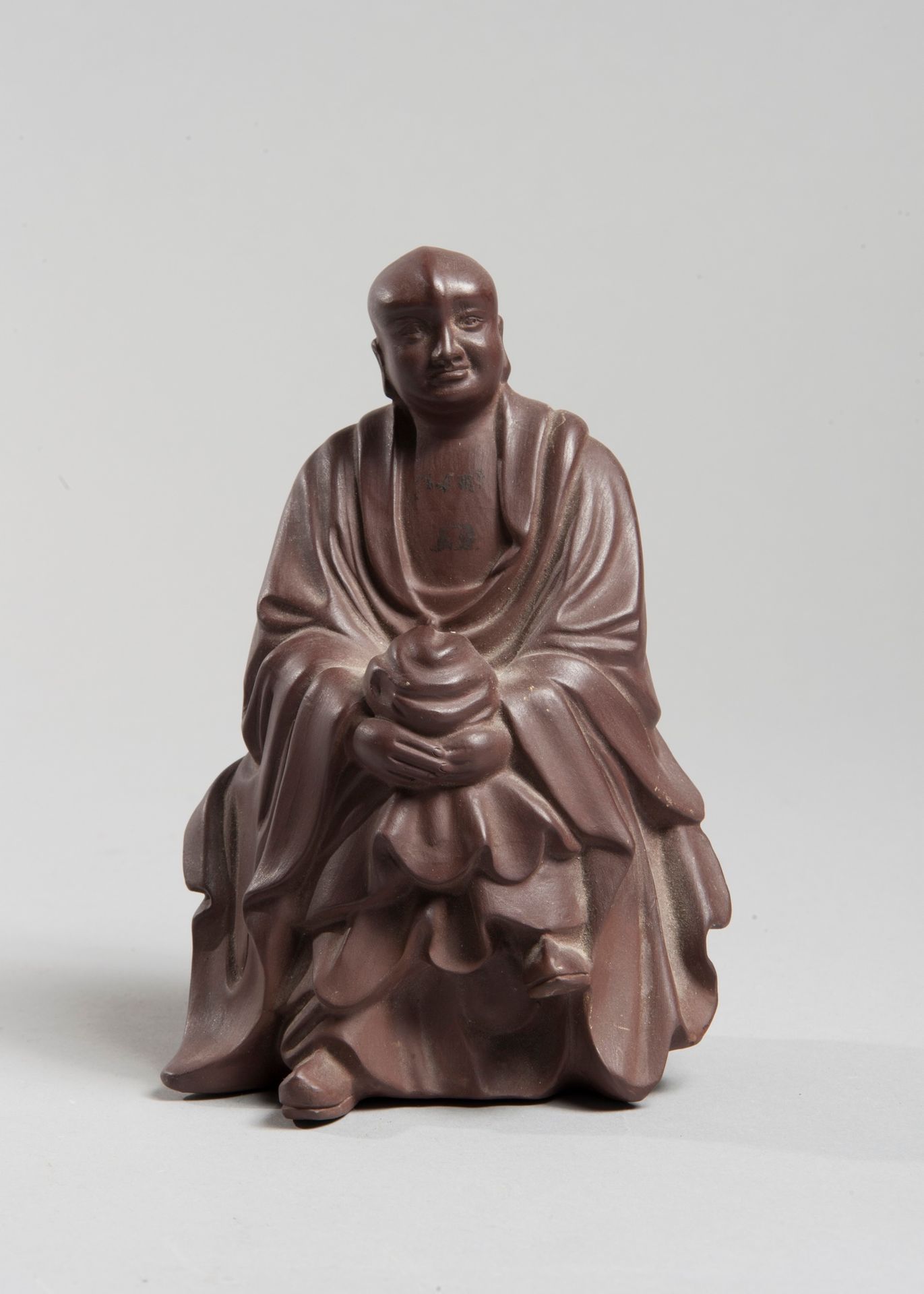 Null CHINA, siglo XX

Figura sentada en una roca, con las piernas cruzadas. Su l&hellip;