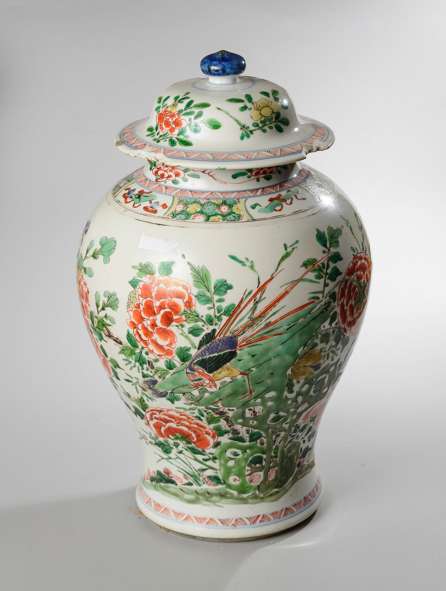 Null 中国，19世纪末，20世纪初。

两件珐琅彩瓷壶，花中有鸟的多色装饰。高度：37和38厘米。

缺少，有缺口和胶水。一个盖子不见了，第二个盖子非常损坏&hellip;