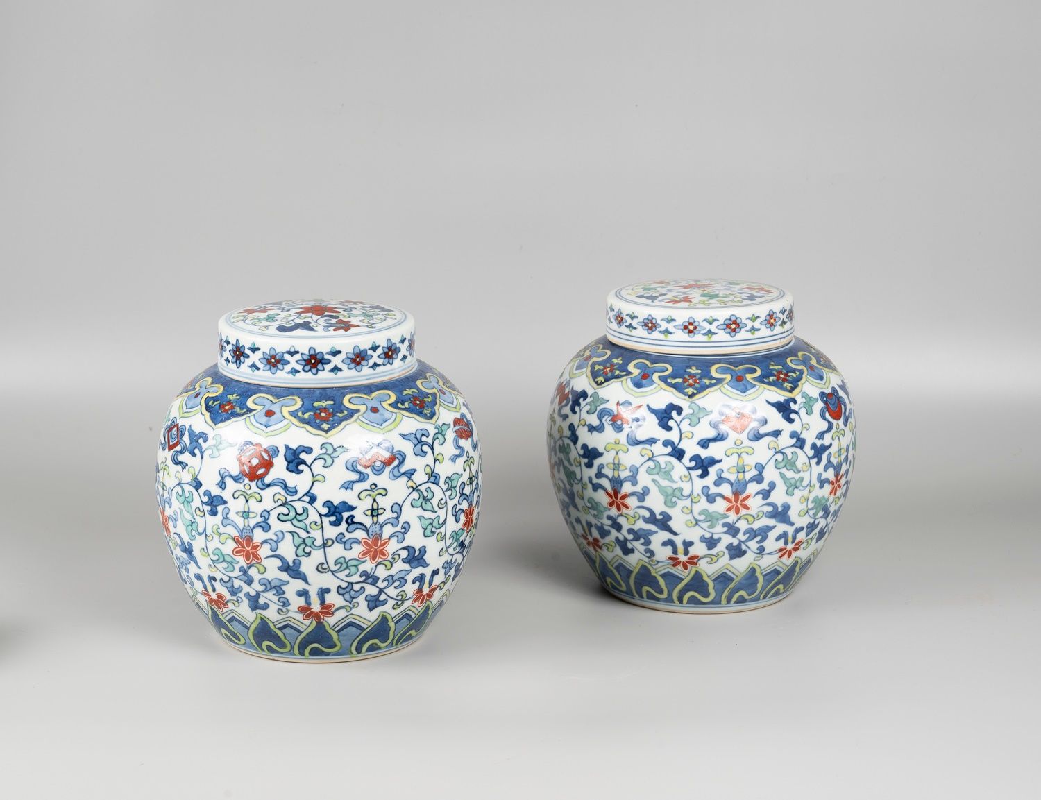 Null CHINA

Un par de jengibres de porcelana con decoración de follaje. 

Seis c&hellip;