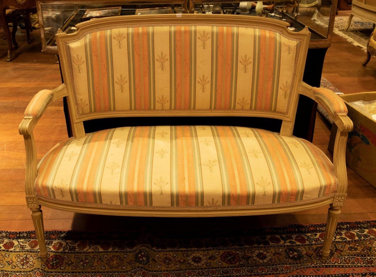Null 米色油漆的木质沙发，站在四个带弧形凹槽的锥形腿上。

带有条纹和花束的软垫。

路易十六风格，现代。