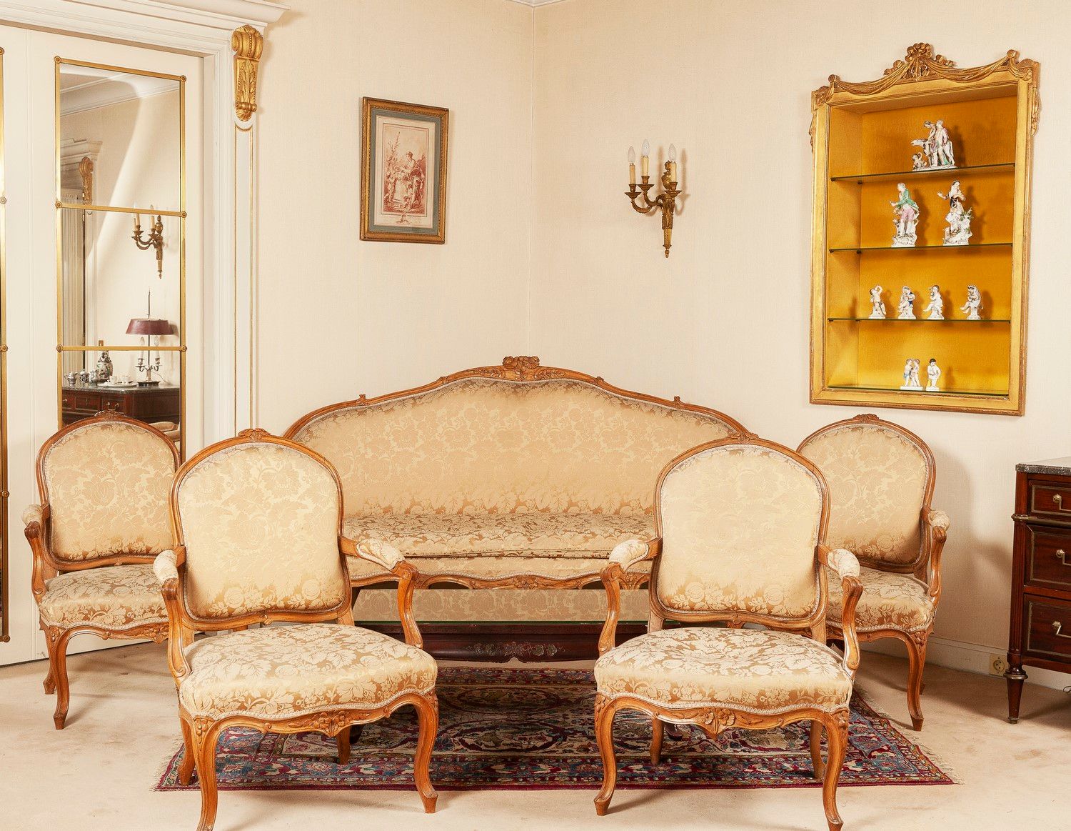 Null 天然山毛榉的客厅家具，包括一个八字腿的篮子沙发和一套四个平背扶手椅。

路易十六时期。

(修复、加固)
