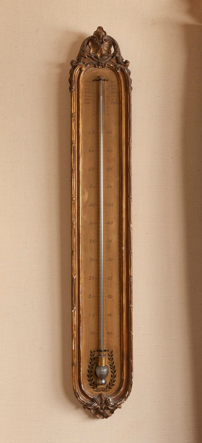 Null Baromètre en bois doré. 

Style XVIIIe siècle.

Haut. : 106 cm
