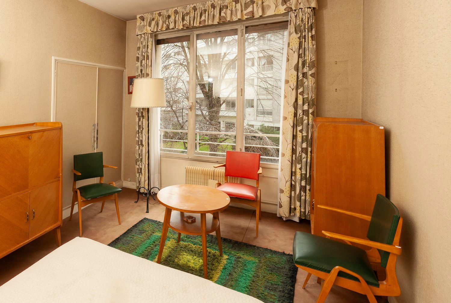 Null 卧室家具包括一个箱子，两个带翻盖的秘书，两个坐在绿色英国skai中的扶手椅，以及一个座桌。它以一盏三脚架的锻铁落地灯完成。

60年代的法国作品