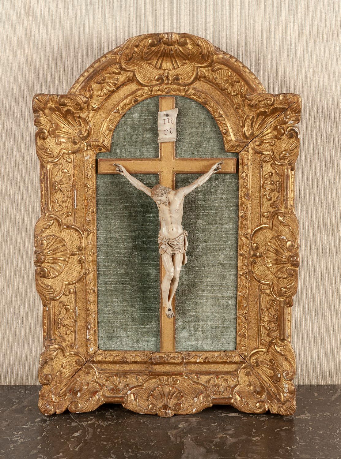 Null Christ en croix en ivoire.

Dans un cadre en bois doré du XVIIIe siècle.