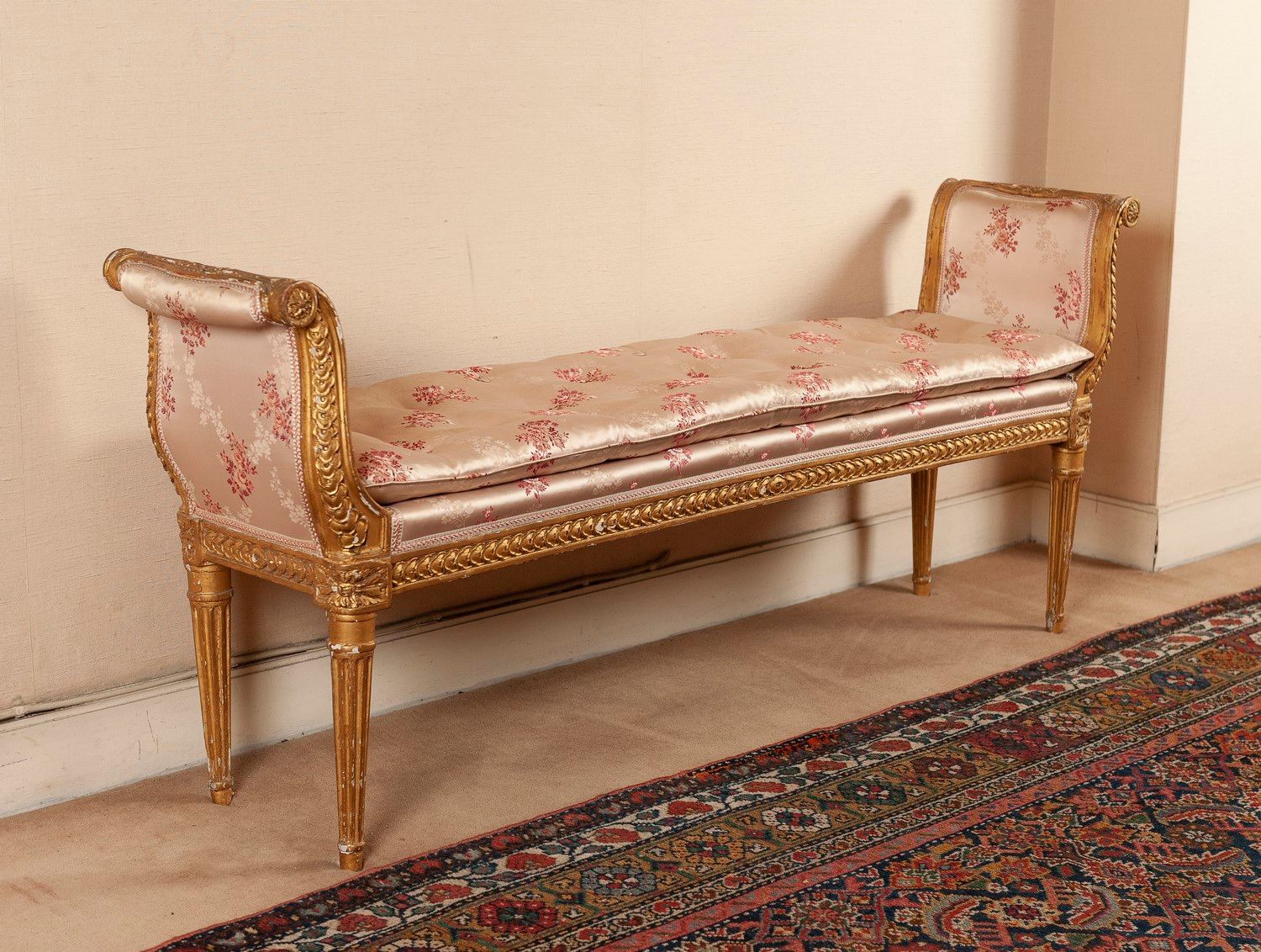 Null 镀金的木质长凳，带凹槽的锥形腿。

路易十六的风格。

粉红色的缎子装饰，上面有花束。

63 x148 x 33 cm