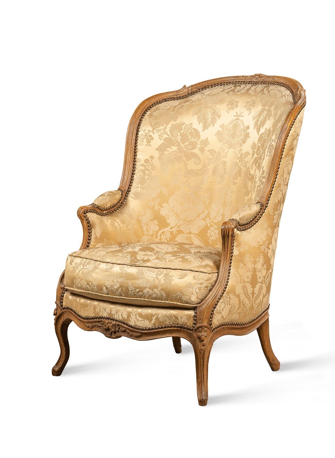 Null 贡多拉风格的扶手椅，天然木质，模制和雕刻有花朵。靠背是提琴形的，扶手是圆筒形的，腿是弯曲的。

印有......CART.的字样。

路易十五时期。
&hellip;