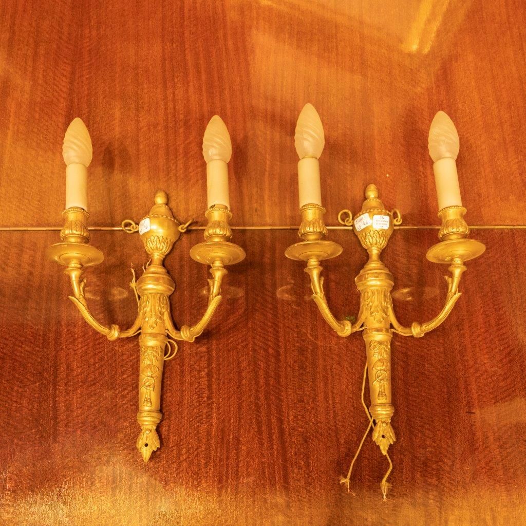 Null 一对双灯烛台，以铜为基调和鎏金，显示出由打结的丝带支撑的箭筒。

路易十六的风格。

高度：51厘米。高度：51厘米